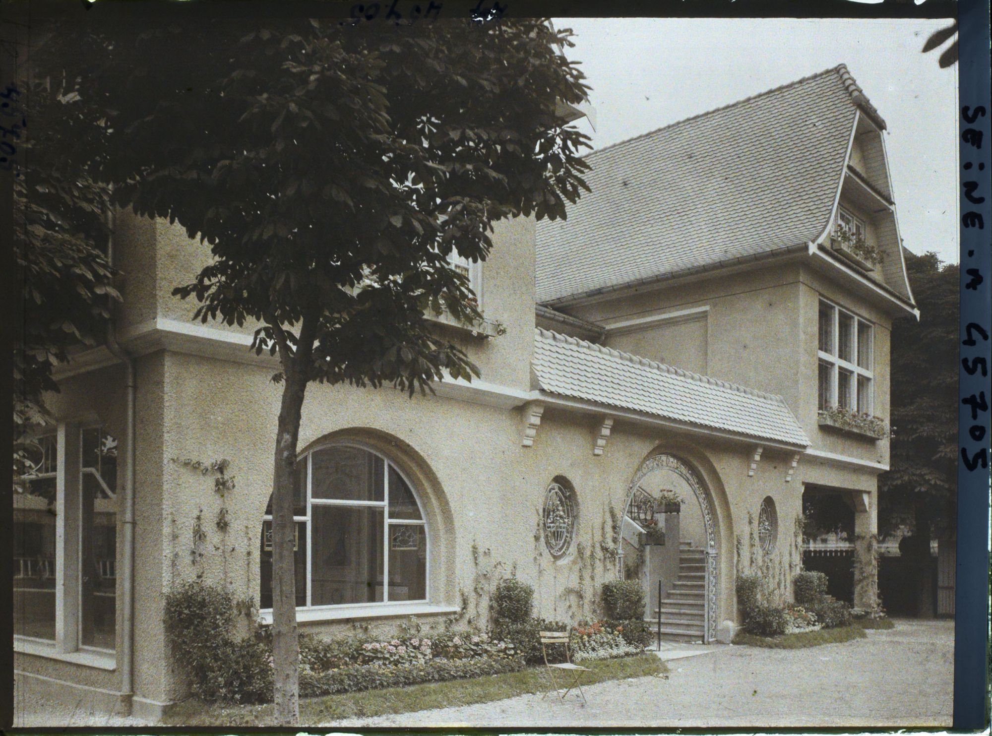 Image représentant L'Exposition des arts décoratifs, le Village français sous la direction de Charles Genuys, Maison d'Alsace