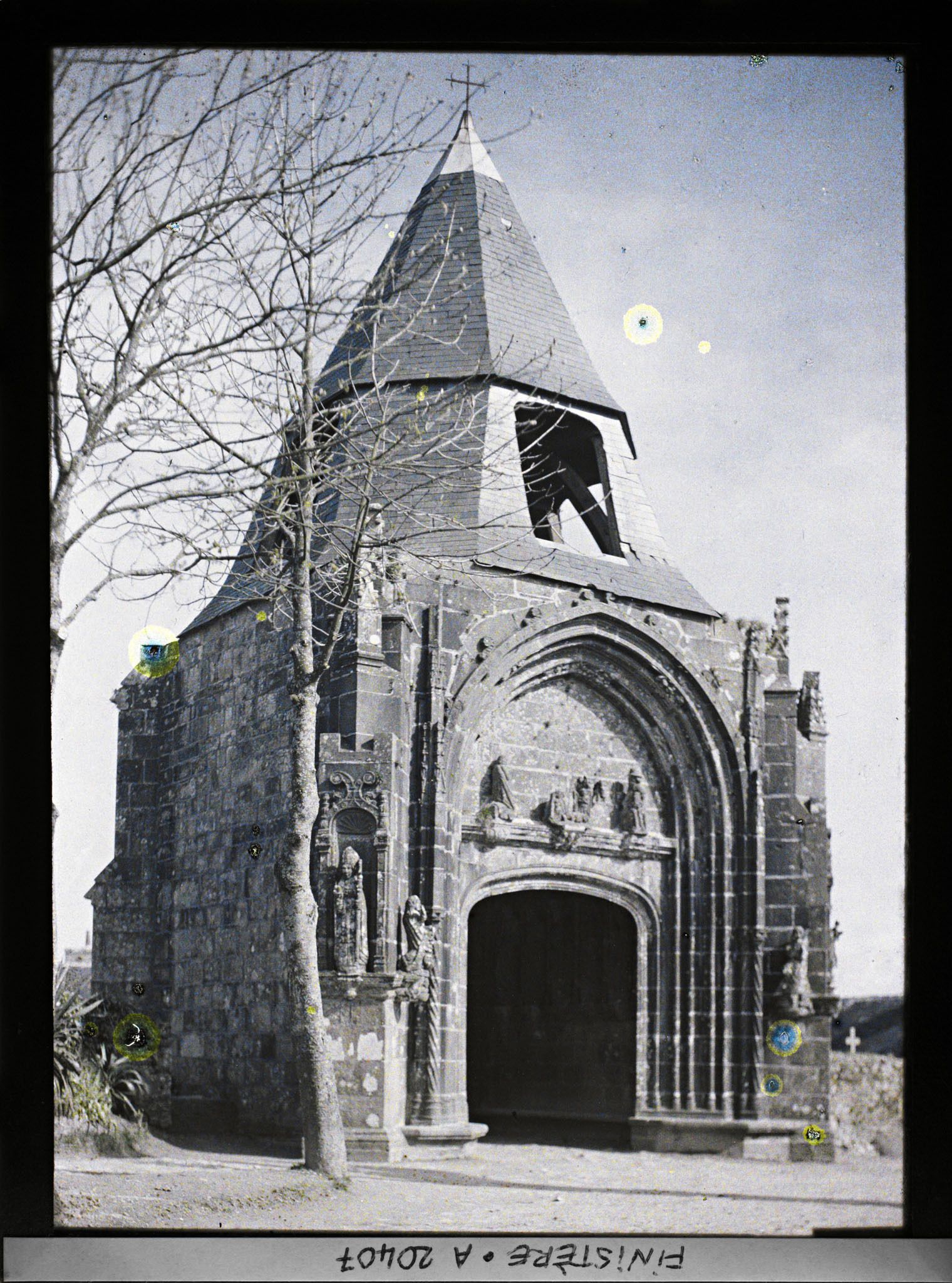 Image représentant L'ancien porche de l'église Notre-Dame remonté à l'entrée du cimetière