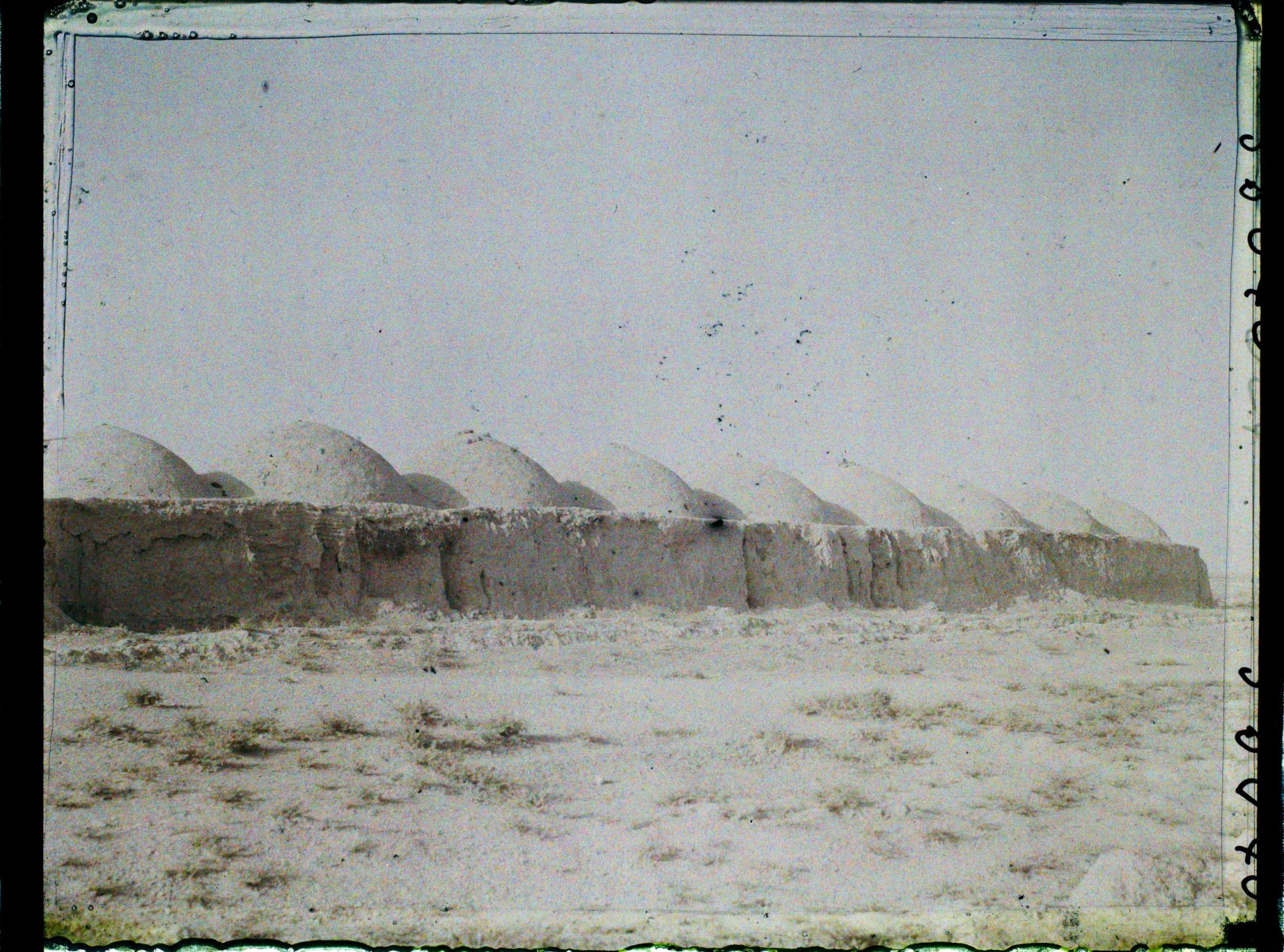 Image représentant Le mur d'enceinte du village abandonné