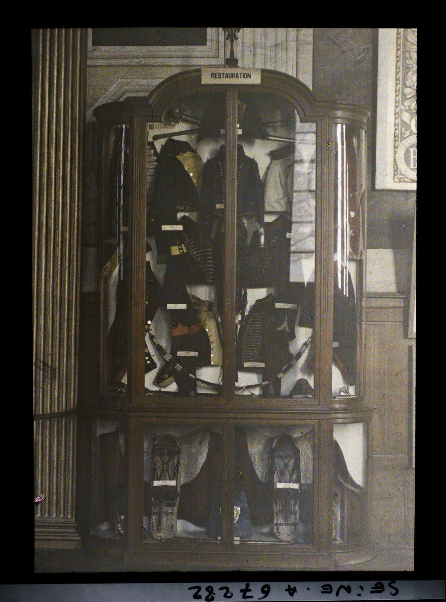 Image représentant L'hôtel des Invalides, vitrine d'uniformes de la Restauration