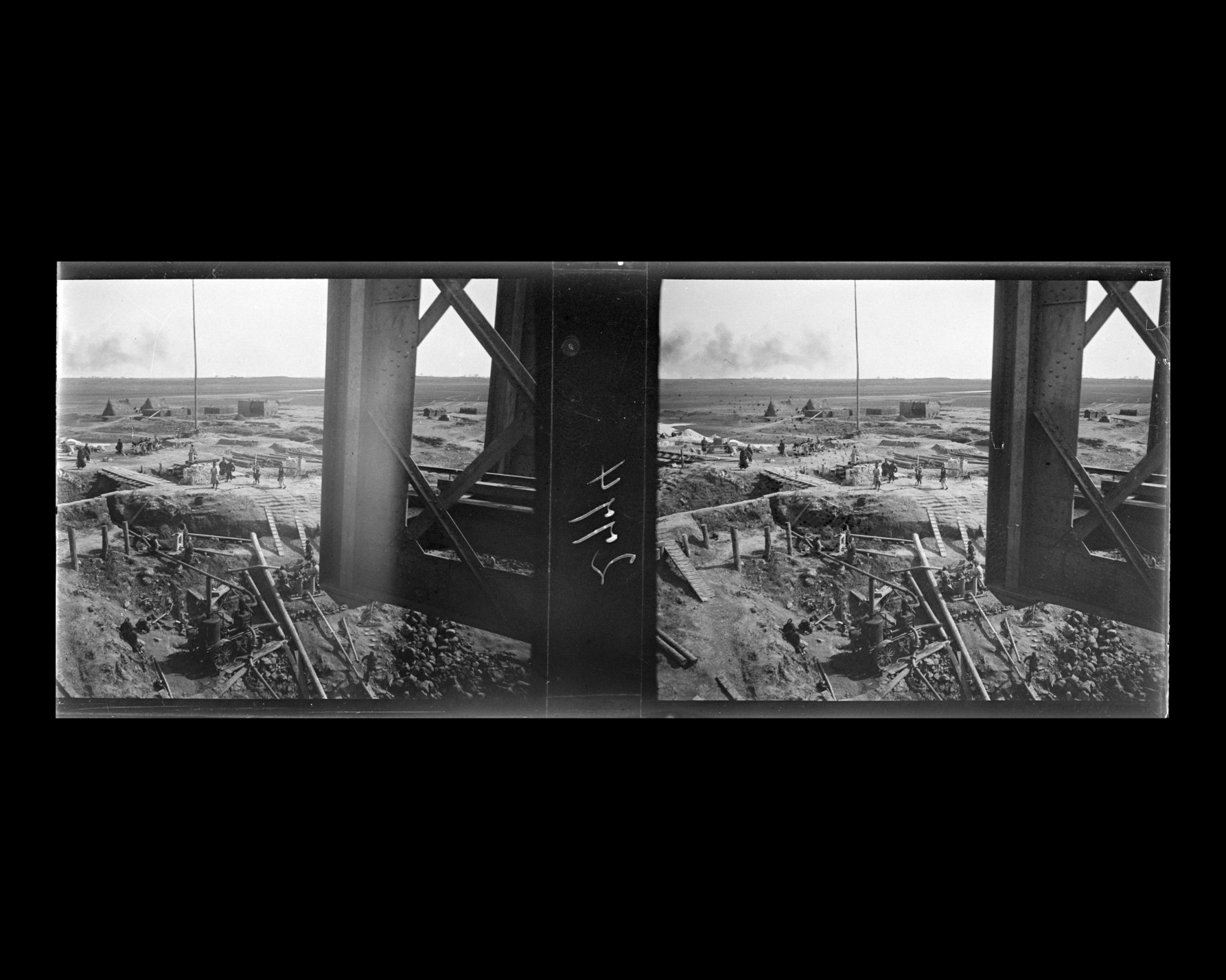 Image représentant Près de Shekou, un chantier sous le pont emprunté par le train