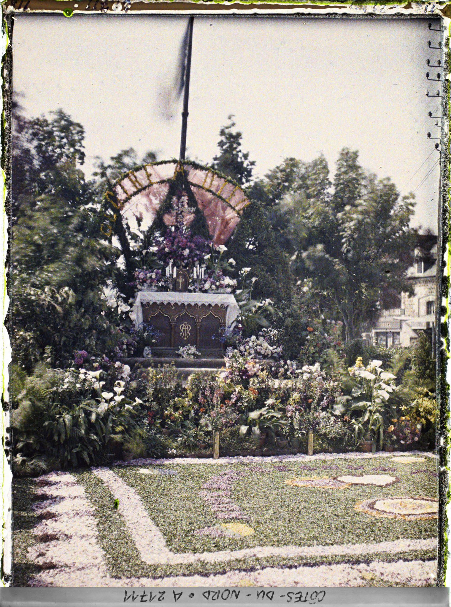 Image représentant Le reposoir de la Fête-Dieu dressé devant la rade de Perros-Guirec