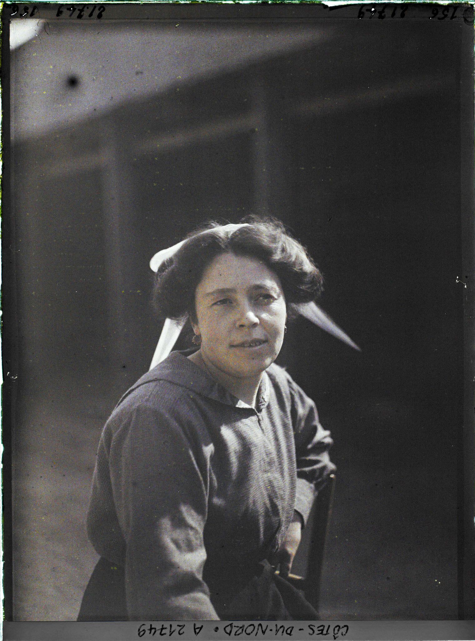 Image représentant Une habitante de Ploumanach, Mme Francine, portant la coiffe