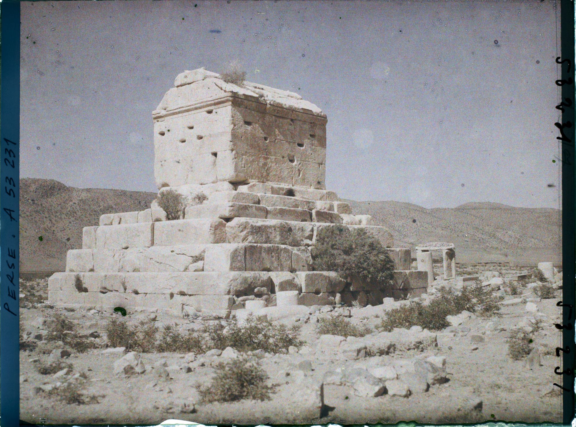 Image représentant Le tombeau de Cyrus II (vers 530 avant JC.)