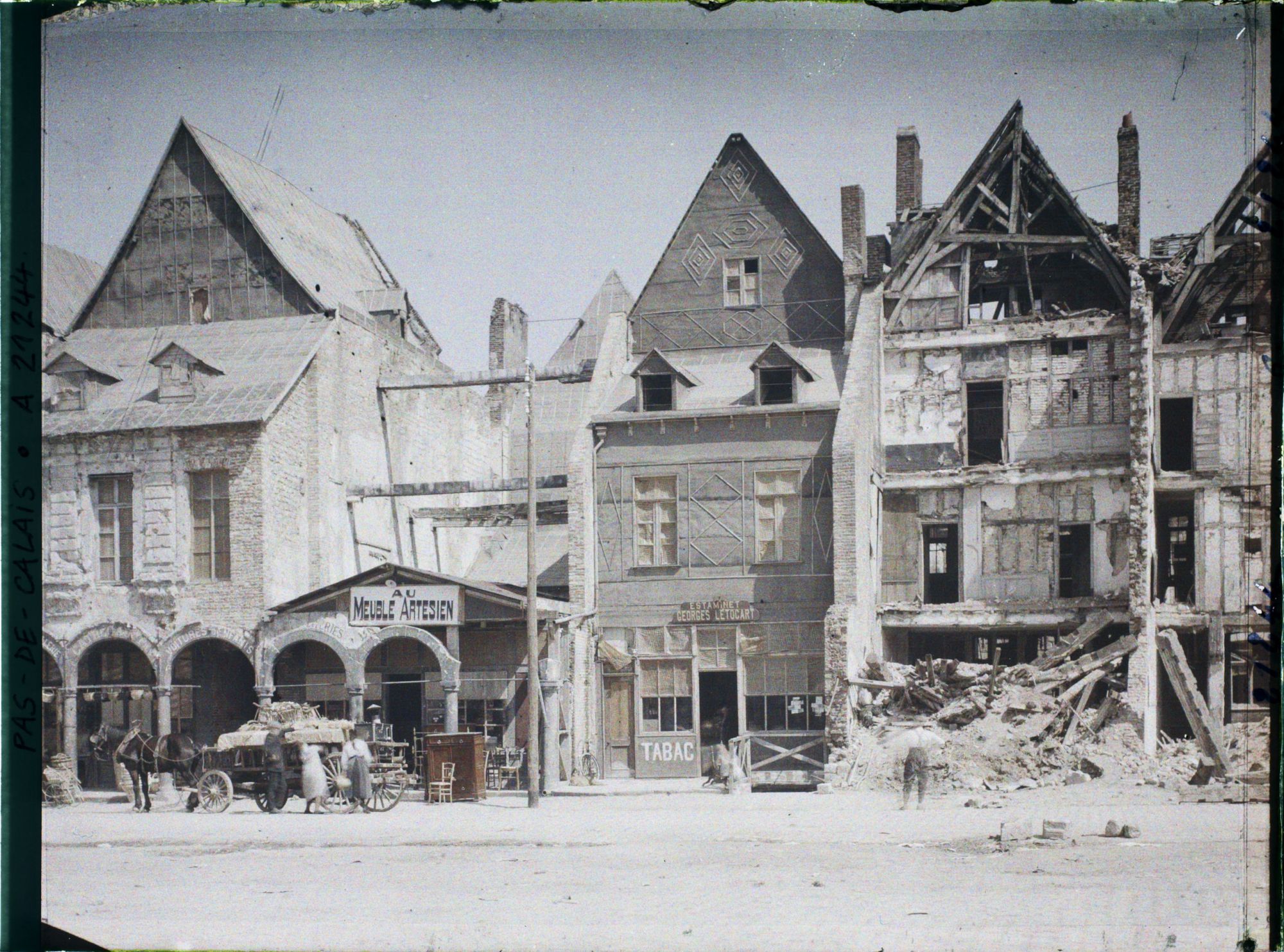 Image représentant France, Arras, Grande Place - Autre aspect de maison provisoire