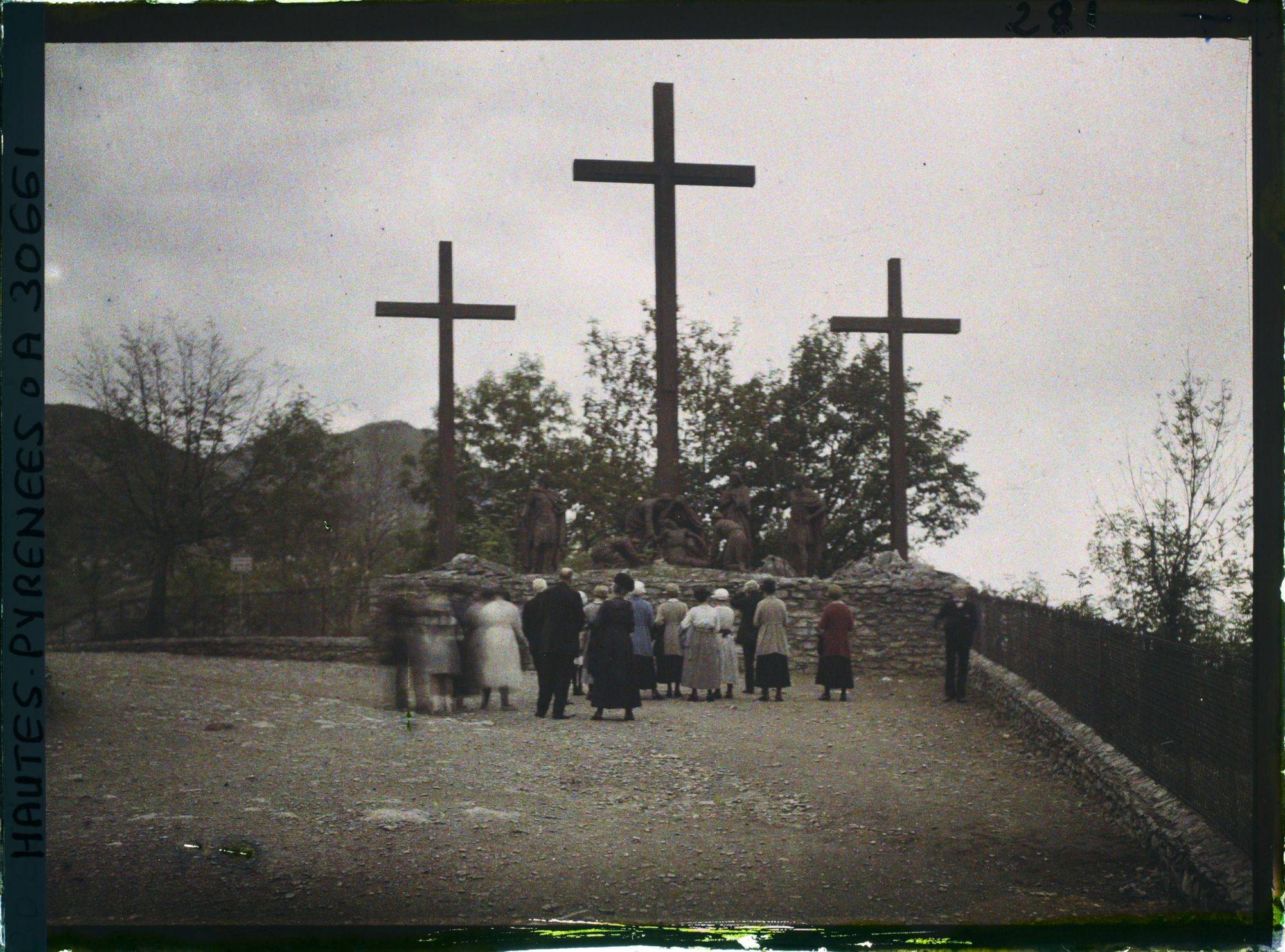 Image représentant France, Lourdes, Fidèles au Calvaire