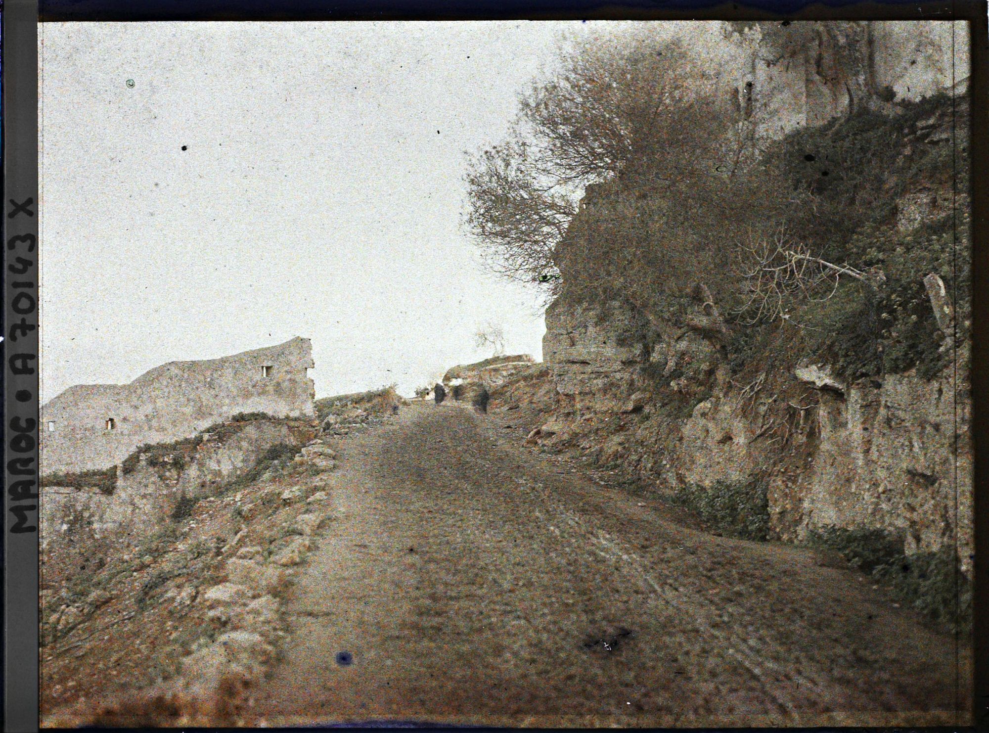 Image représentant Ruines ou vestiges près d'un chemin