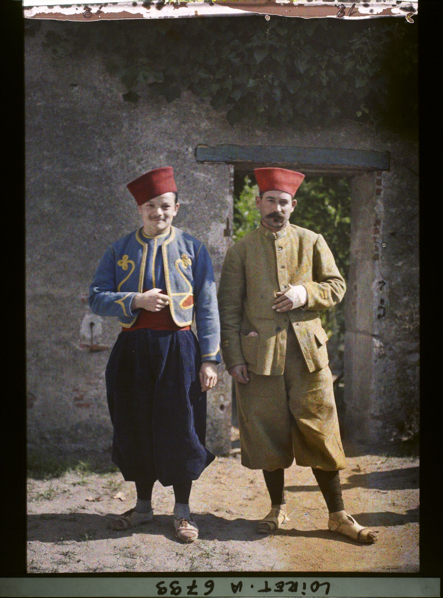 Image représentant Montsalvy et Media Requin, tirailleurs algériens dans la cour de l'hôpital militaire