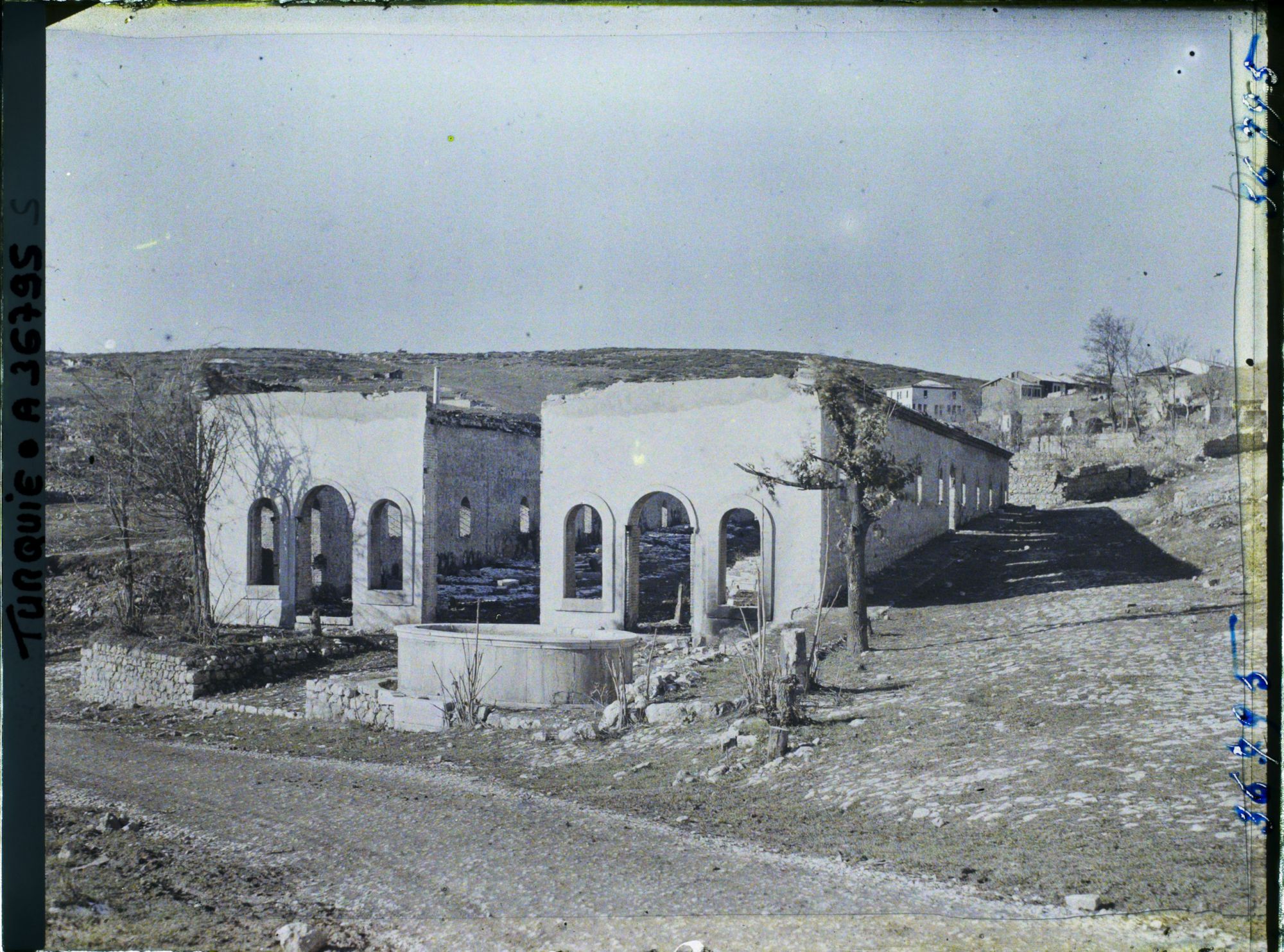 Image représentant Turquie, Biledjik, Ruines de l'hôtel principal du Pays