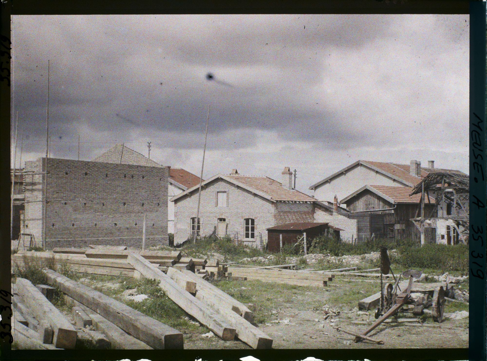 Image représentant France, Les Islettes, Reconstructions place de l'Eglise