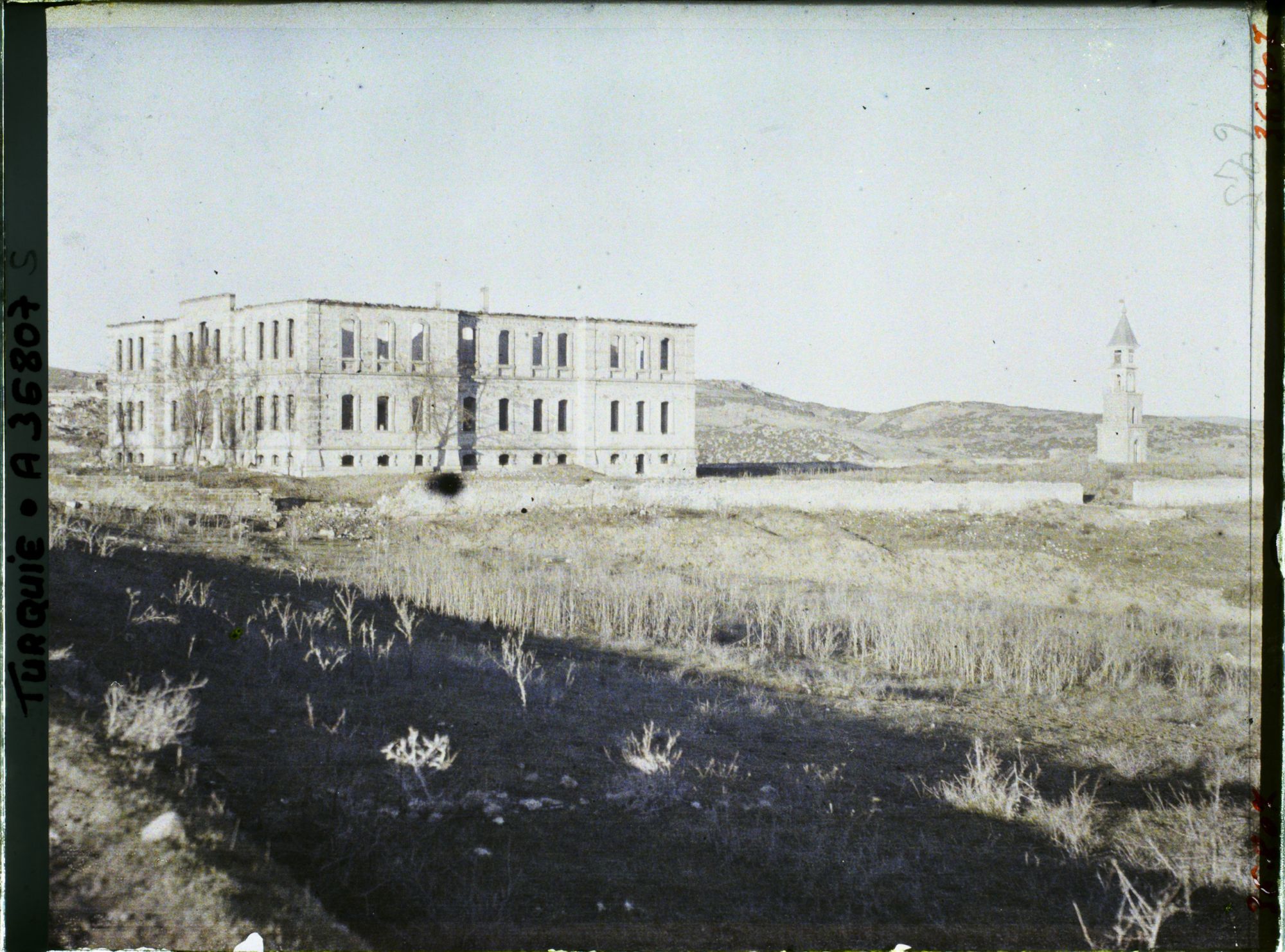 Image représentant Turquie, Biledjik, La grande école incendiée