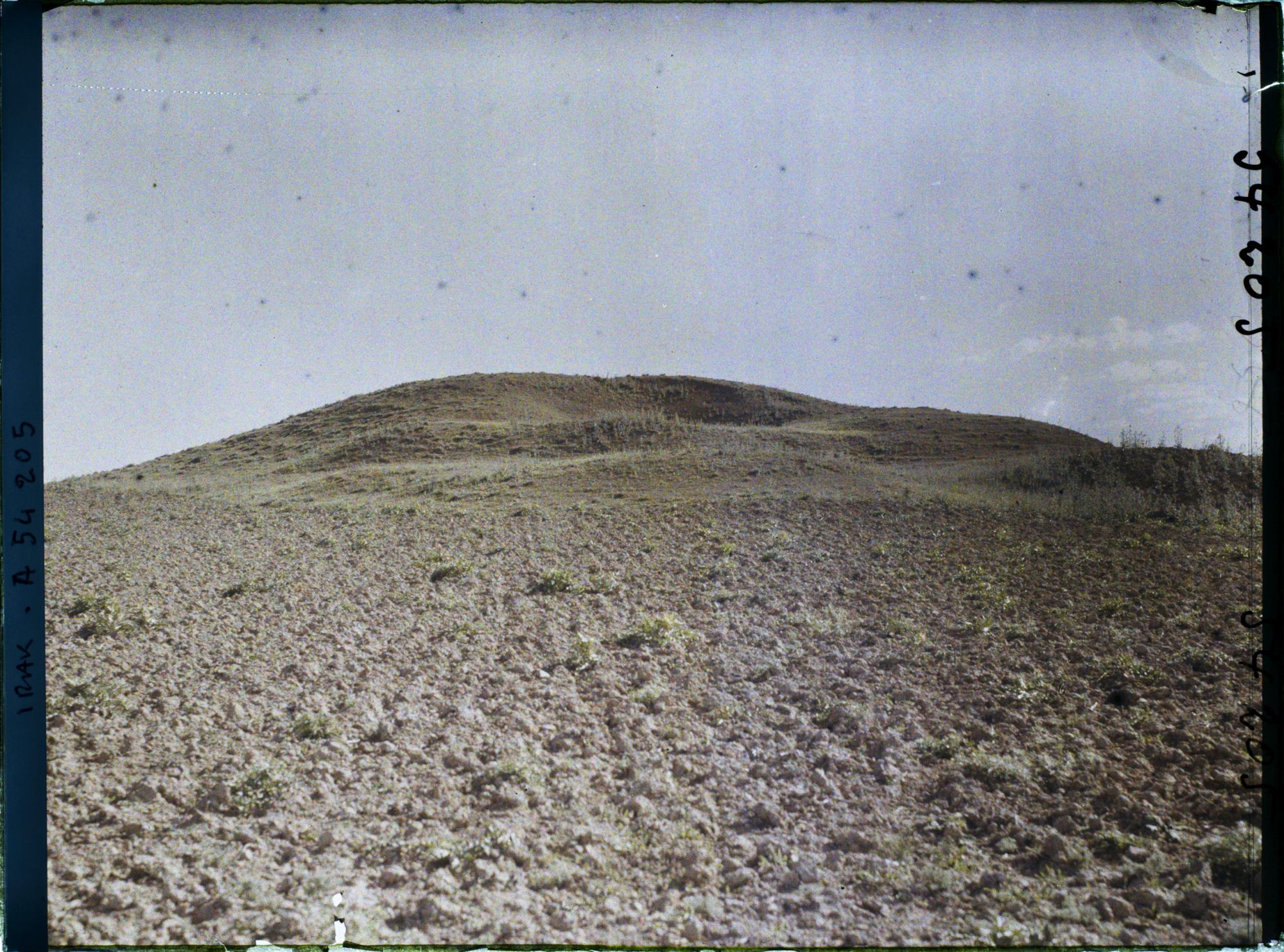 Image représentant Le grand tell (colline artificielle de ruines) de la capitale de Sargon II (722-705 av. J.-C.)