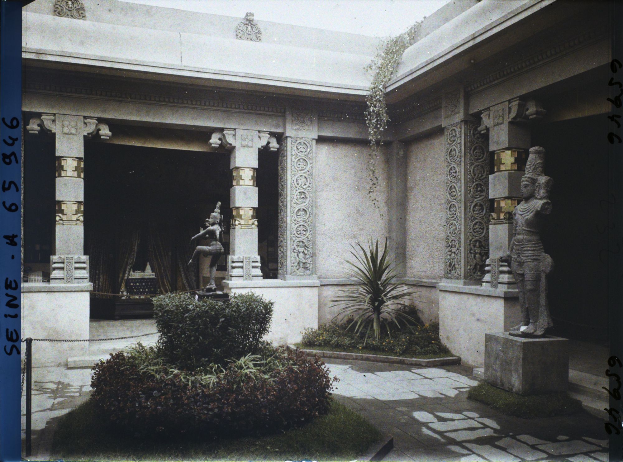 Image représentant L'Exposition Coloniale Internationale de 1931, la cour du pavillon des Indes françaises