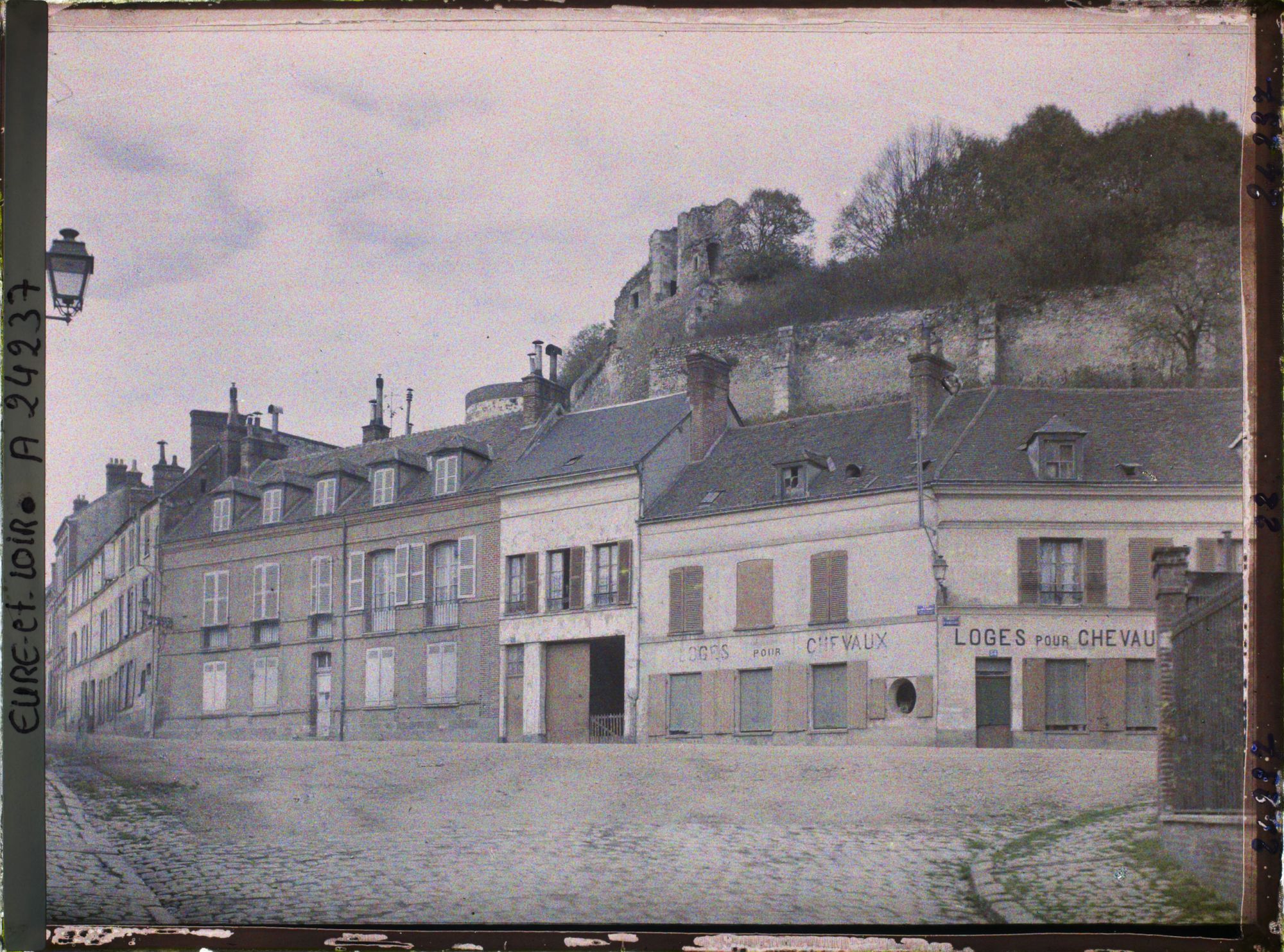Image représentant Les ruines du château vues de la rue du Bois Sabot