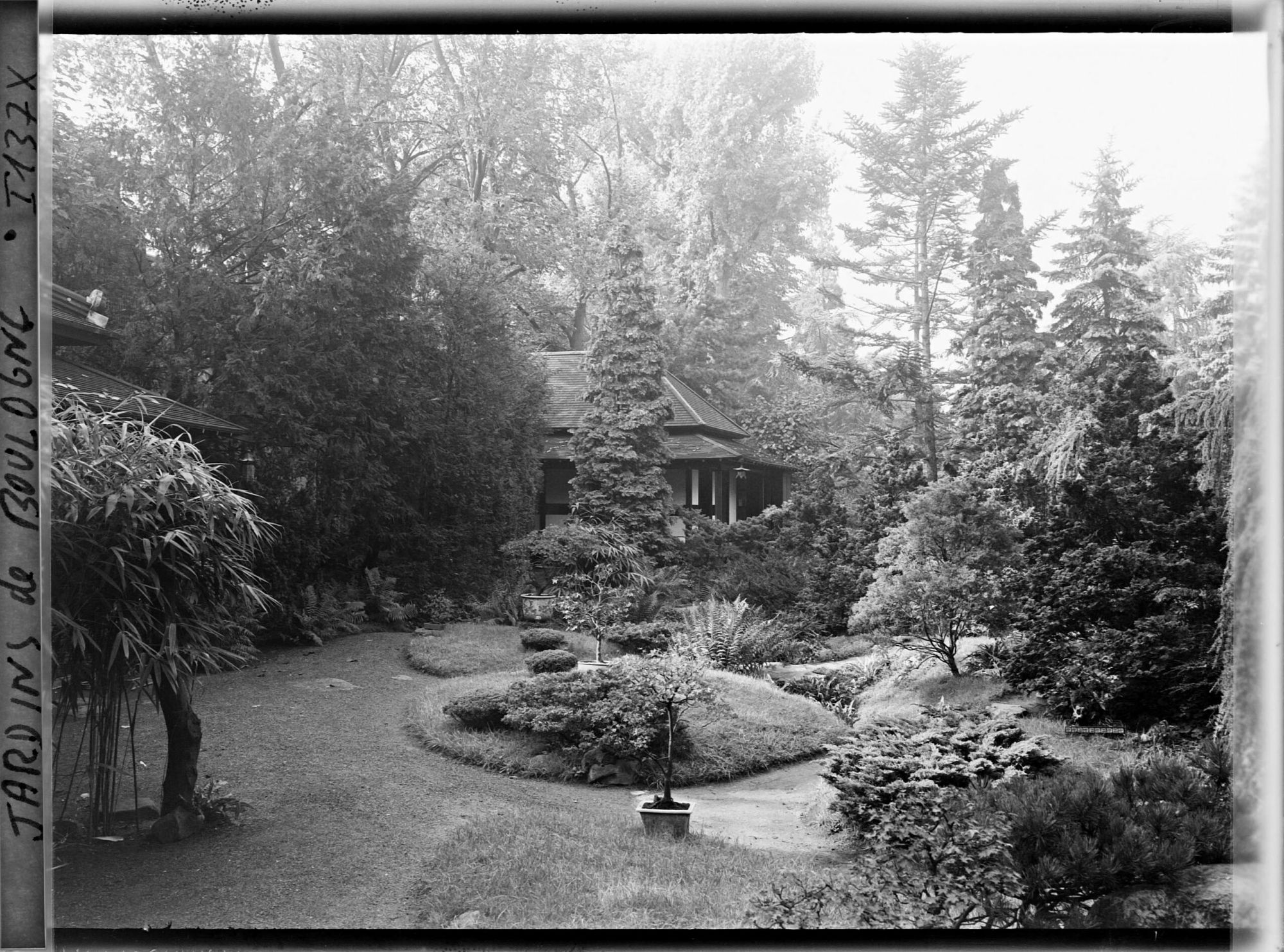 Image représentant Coeur verdoyant du " village japonais " entre les maisons est et ouest