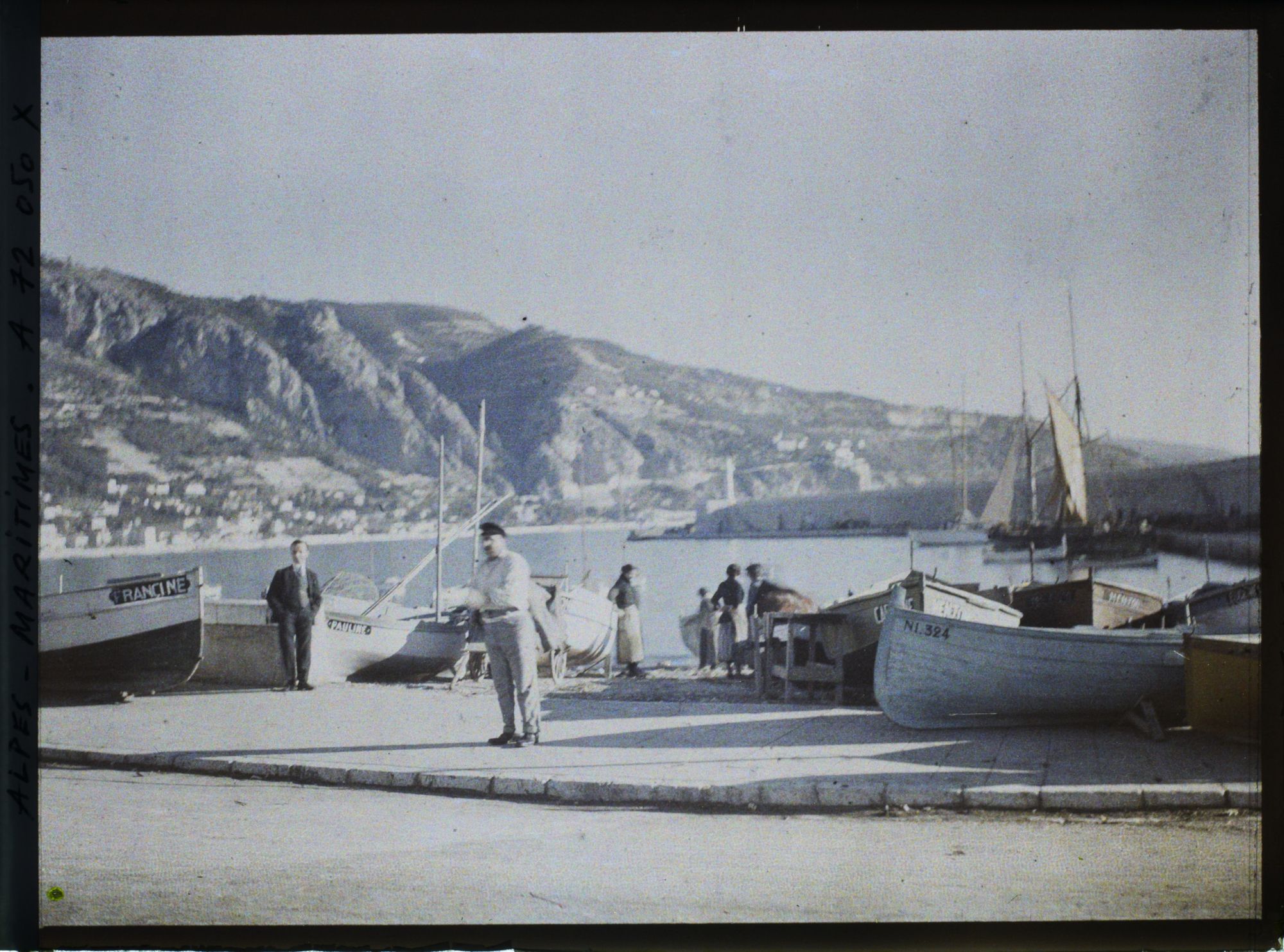 Image représentant Les barques dans le port de Menton