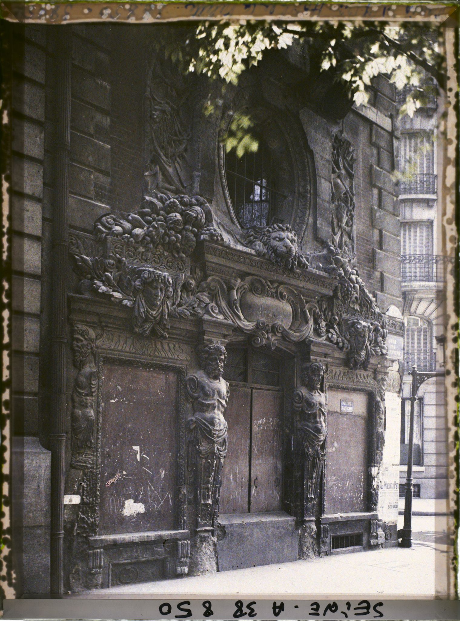 Image représentant Porte de l'hôtel de Fieubet à l'angle du quai des Célestins et de la rue du Petit-Musc