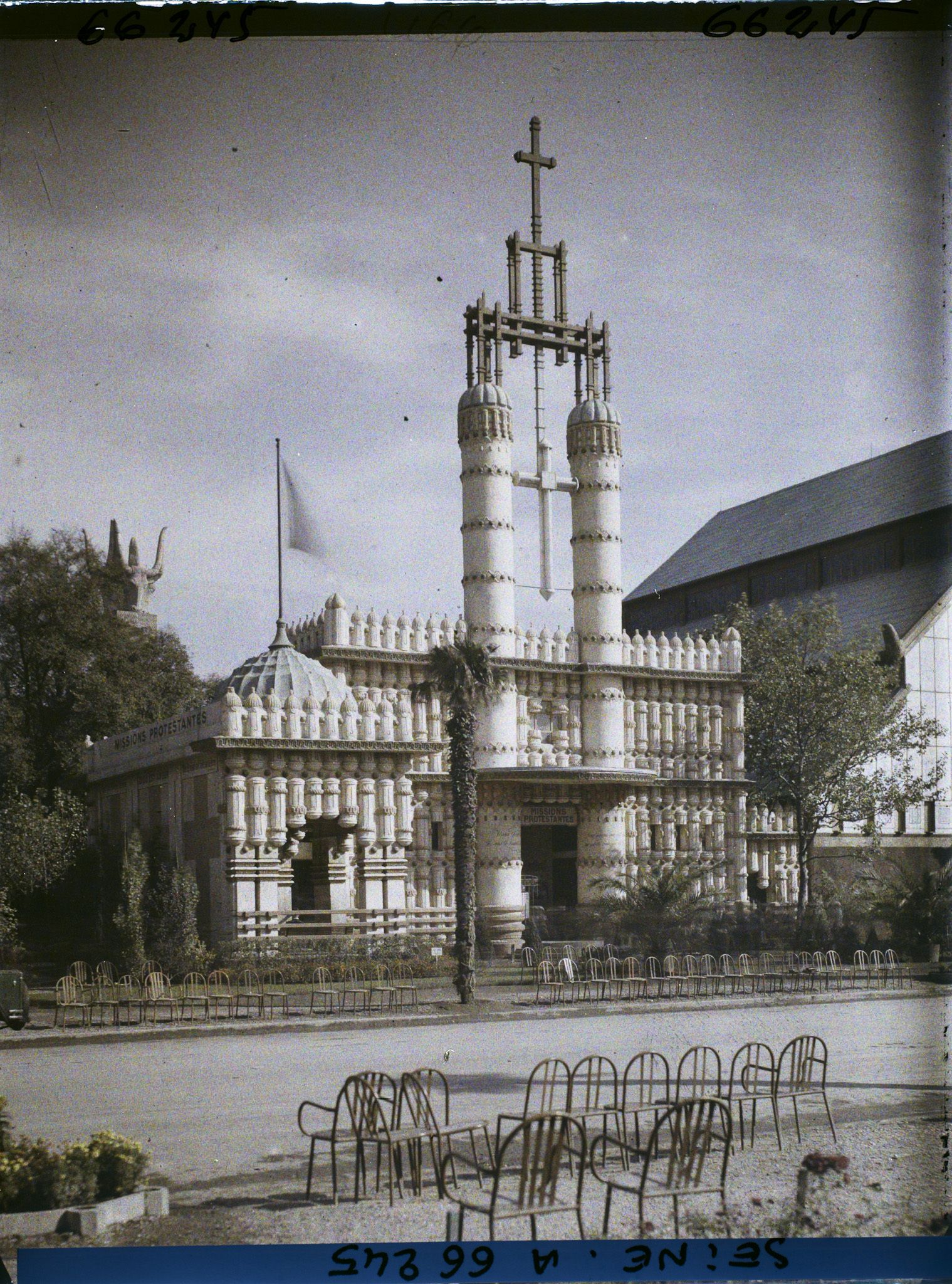 Image représentant L'Exposition Coloniale Internationale de 1931, le pavillon des missions protestantes