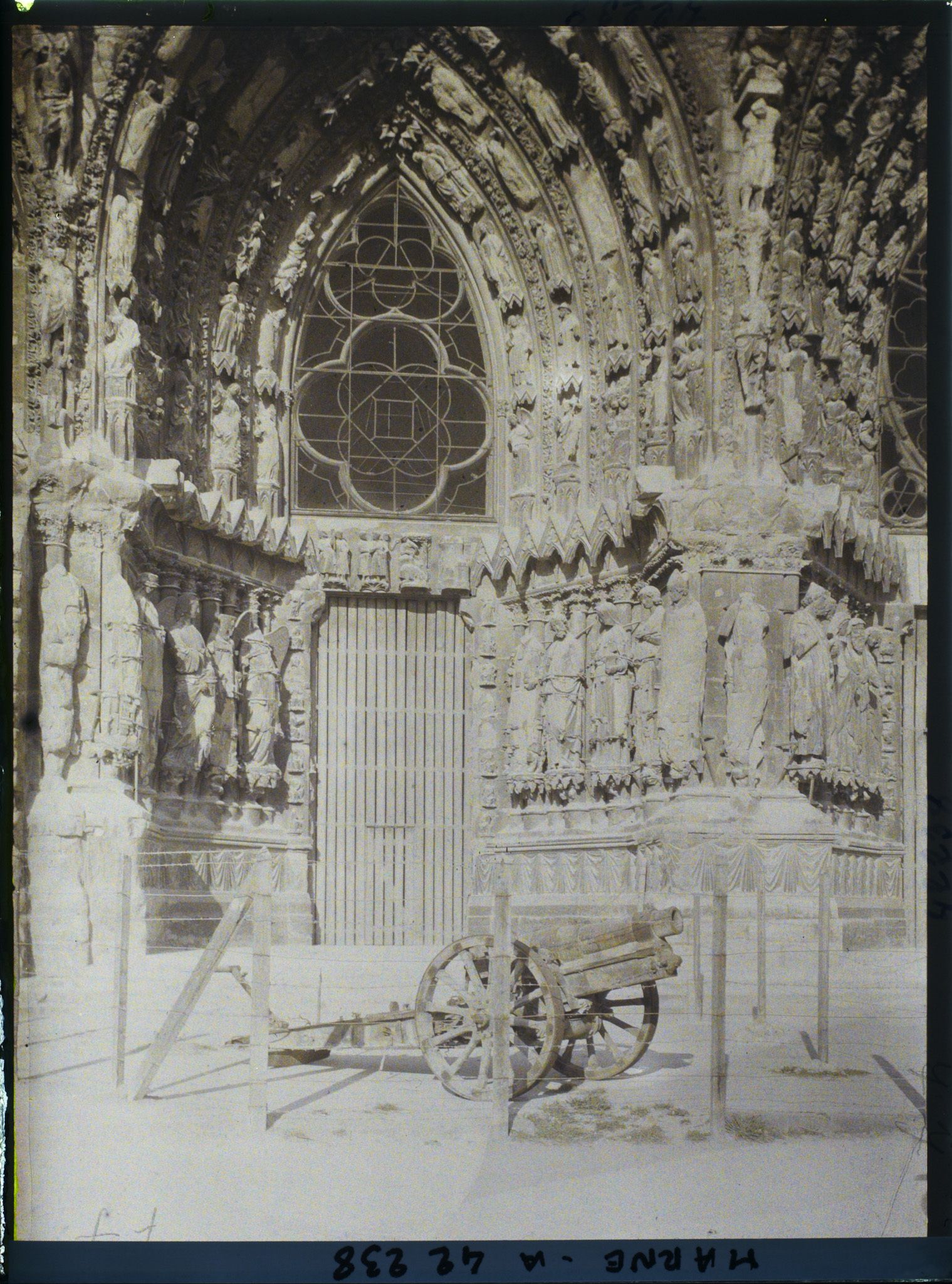 Image représentant France, Reims, Ligatures pour protéger les Statues des Saints (Cathédrale), portail gauche de la façade