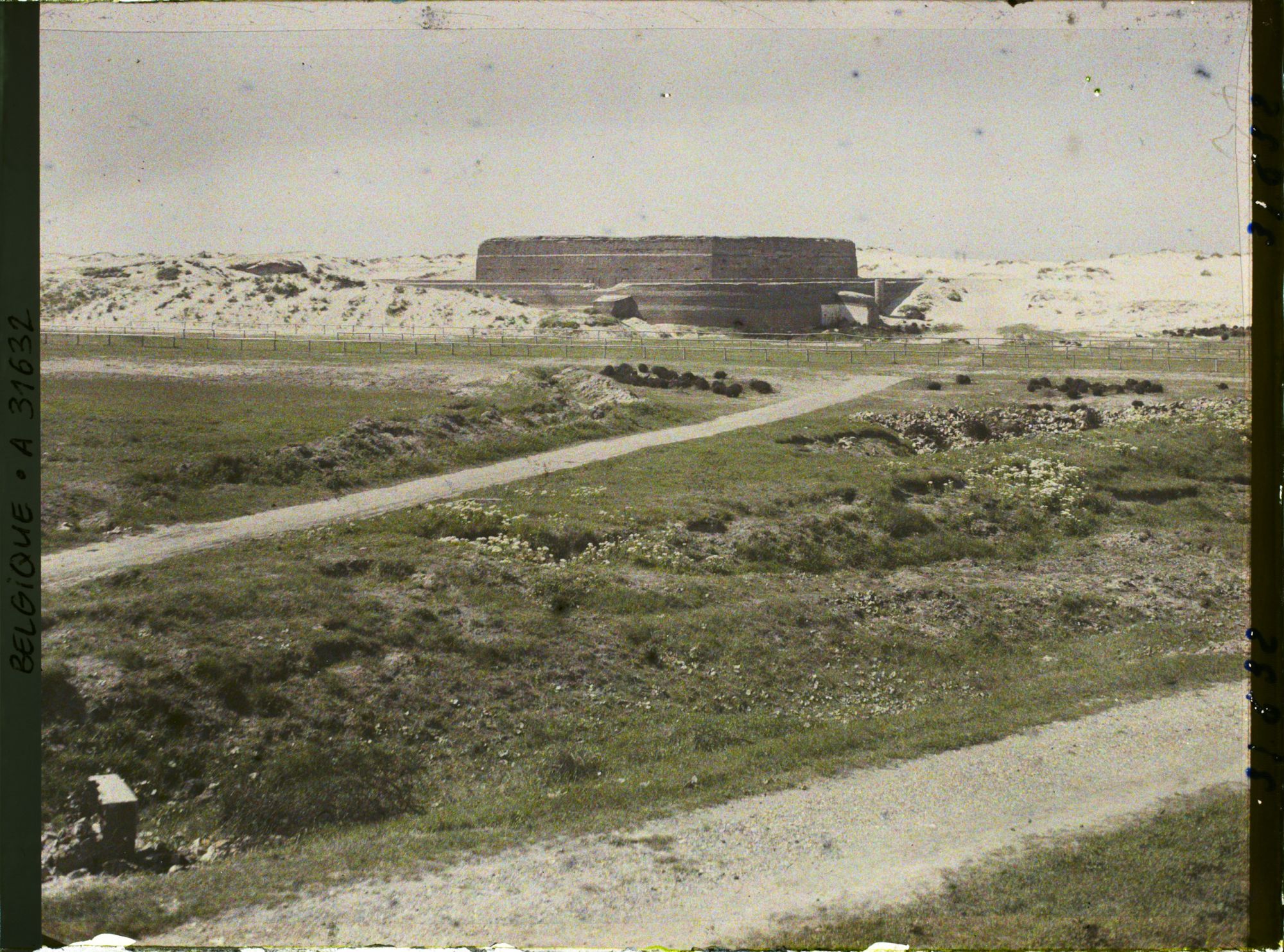 Image représentant Belgique, Ostende, Batterie Hindenburg, L'ancien fort Napoléon dans les dunes