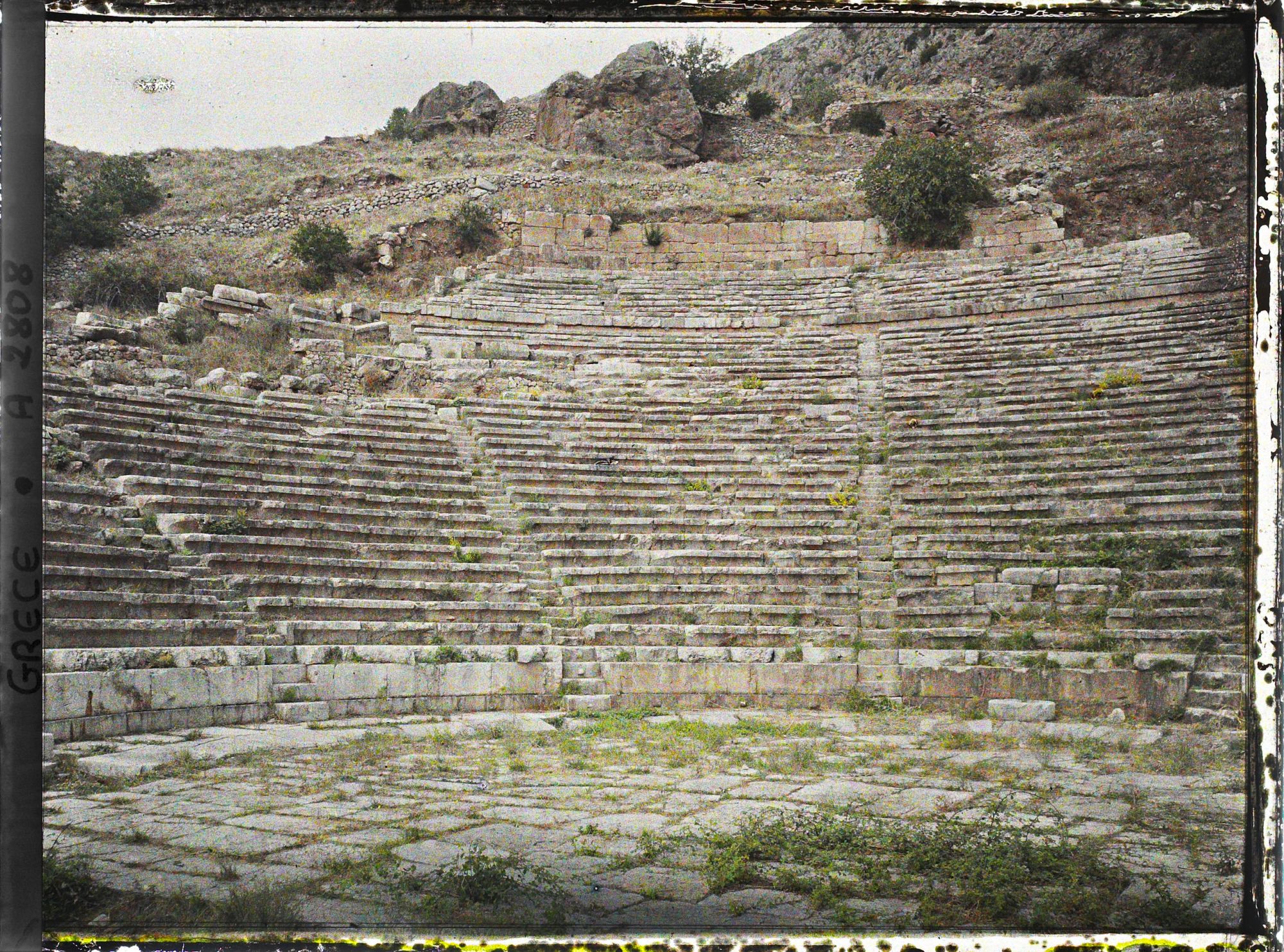 Image représentant Sanctuaire d'Apollon. La scène et les gradins du théâtre qui domine tout le haut du sanctuaire