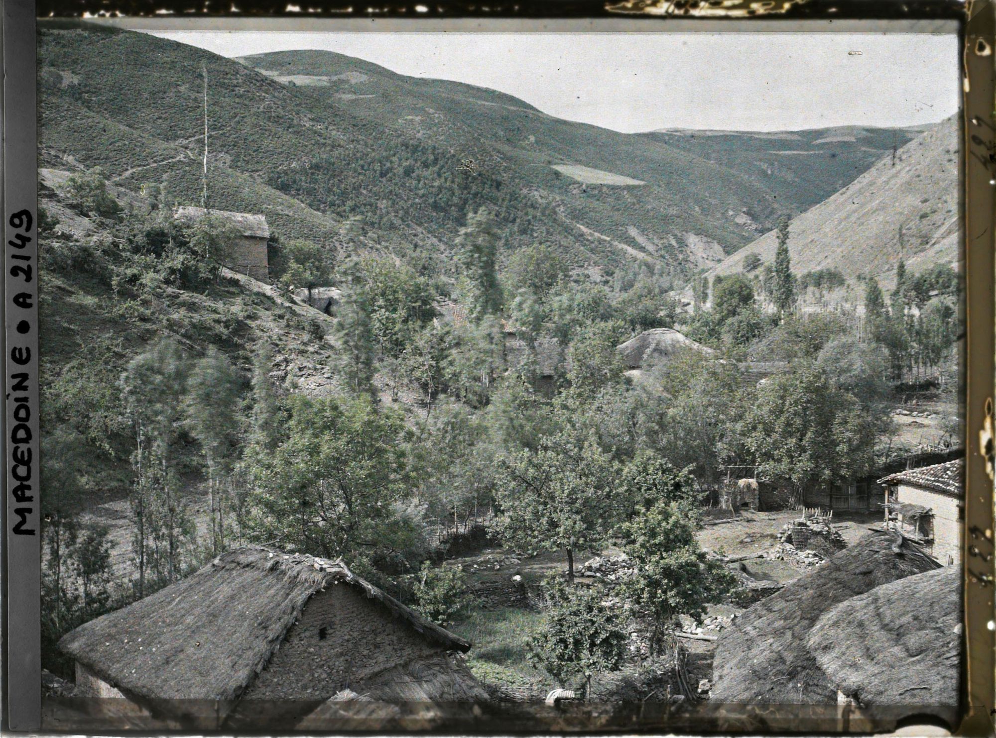Image représentant Les toits des maisons et vue d'ensemble sur la vallée