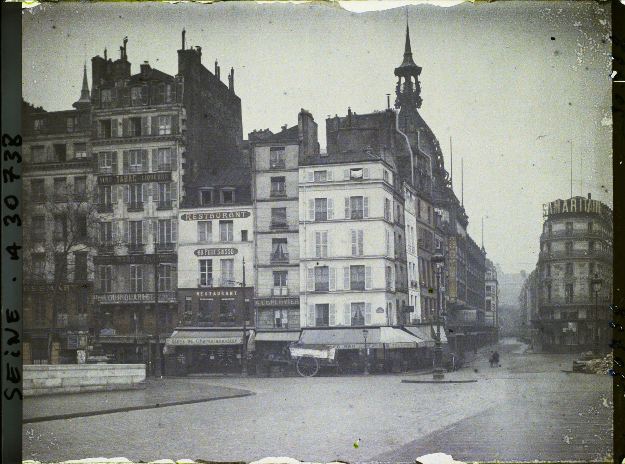 Image représentant L'angle du quai du Louvre et de la rue de la Monnaie et la Samaritaine vus du Pont-Neuf