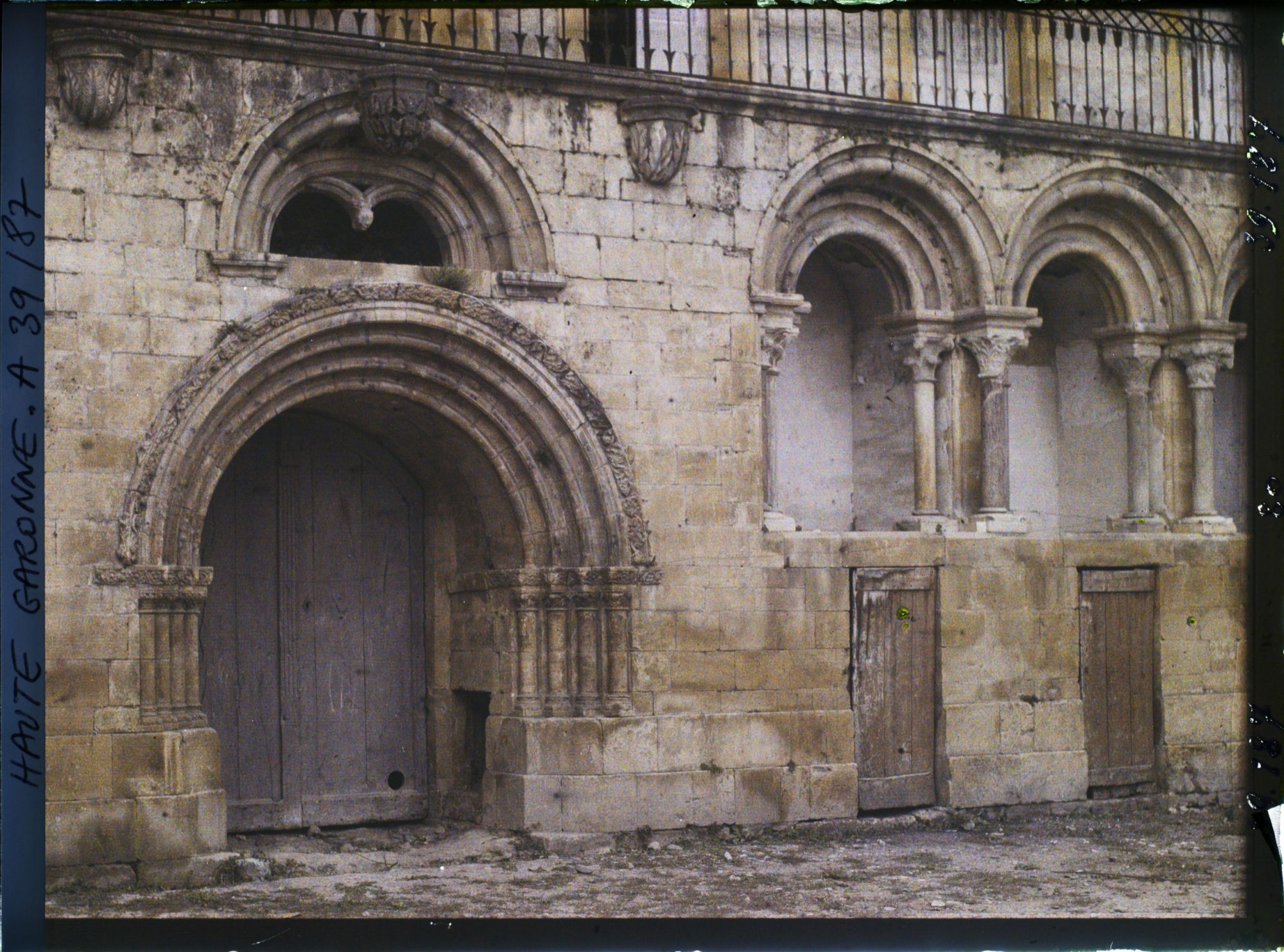 Image représentant France, St Martory, Cloître de Bonnefont Le porche