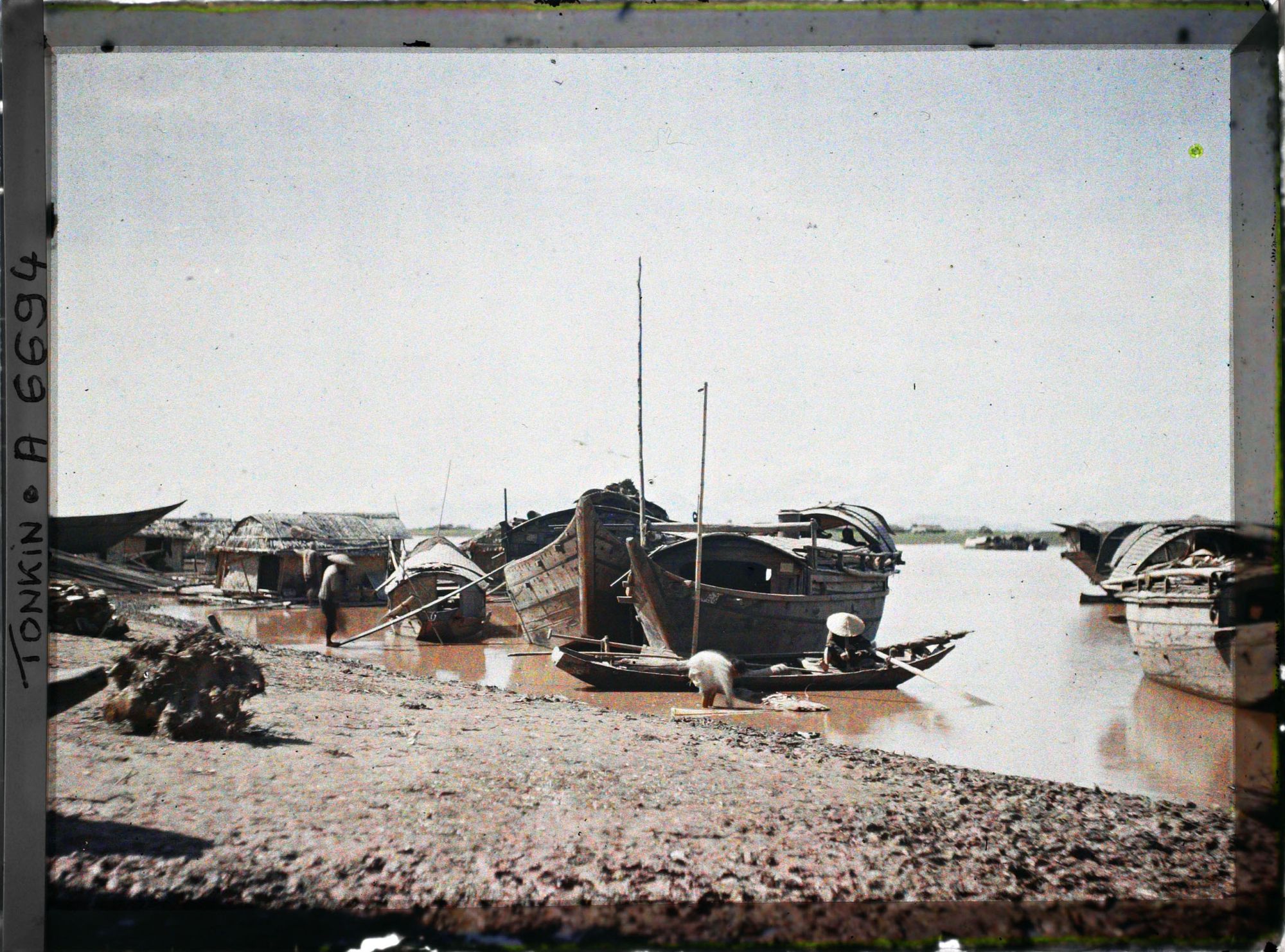 Image représentant Des maisons flottantes et des sampans au bord du Fleuve Rouge
