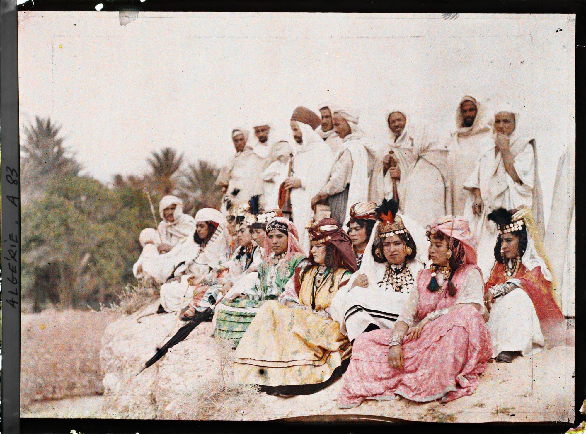 Image représentant Danseuses et musiciens de la tribu des Ouled Naïl