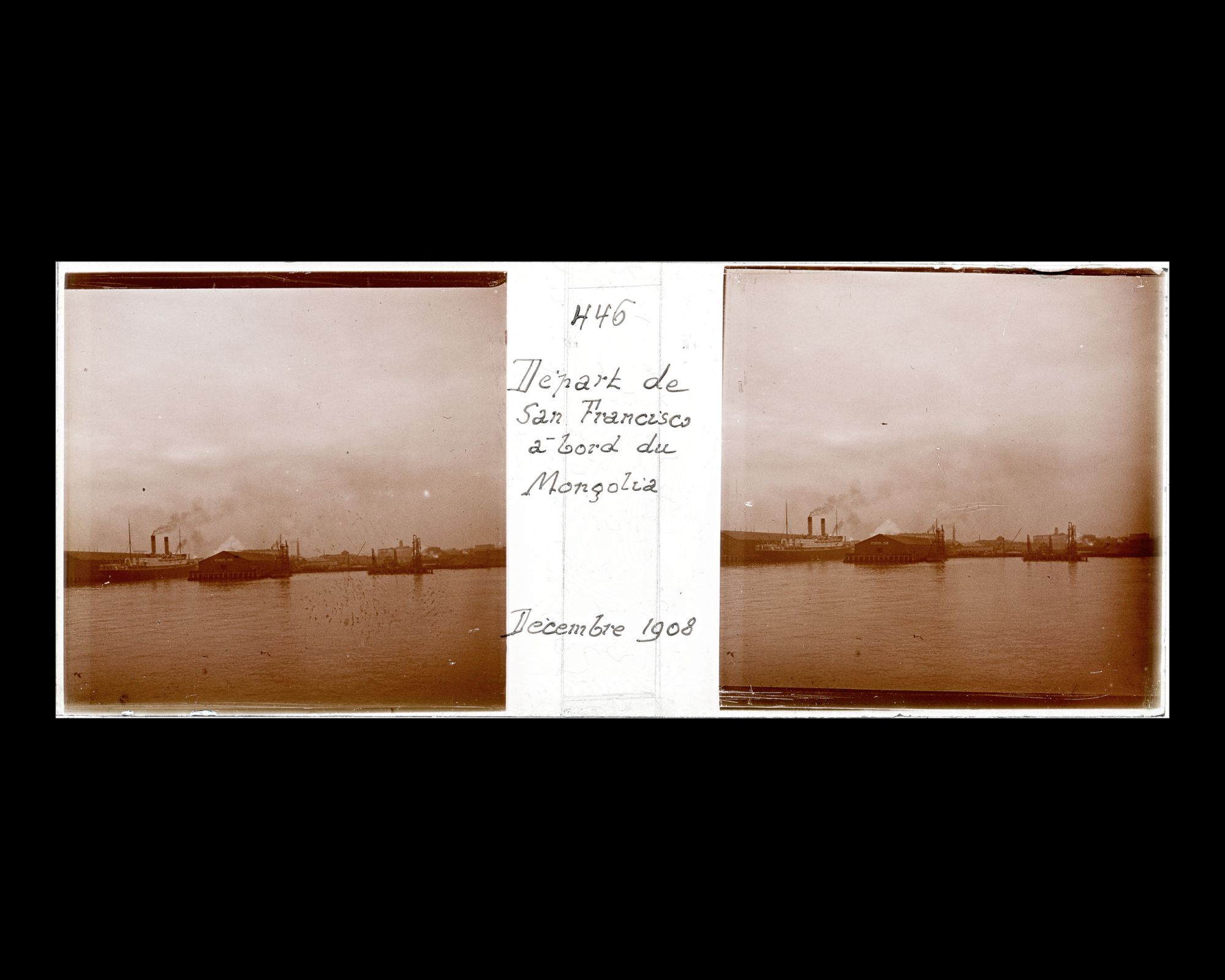 Image représentant Les pontons et le port, vue prise du Mongolia au moment du départ