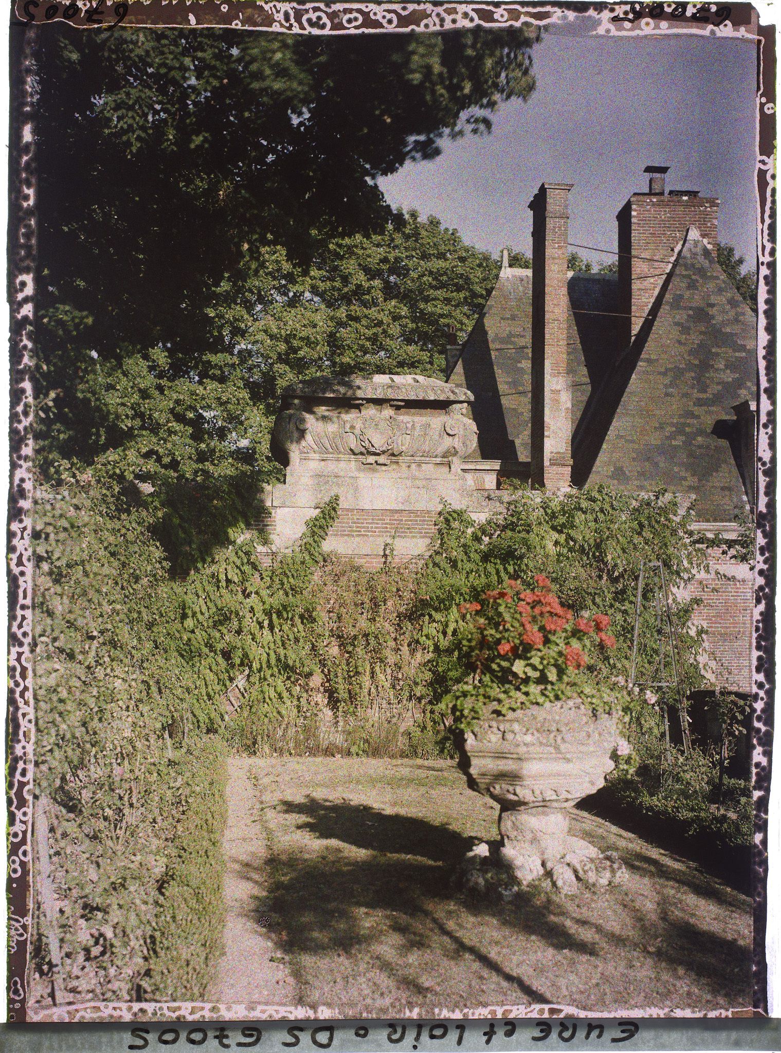 Image représentant Un parterre et la première cheminée du château