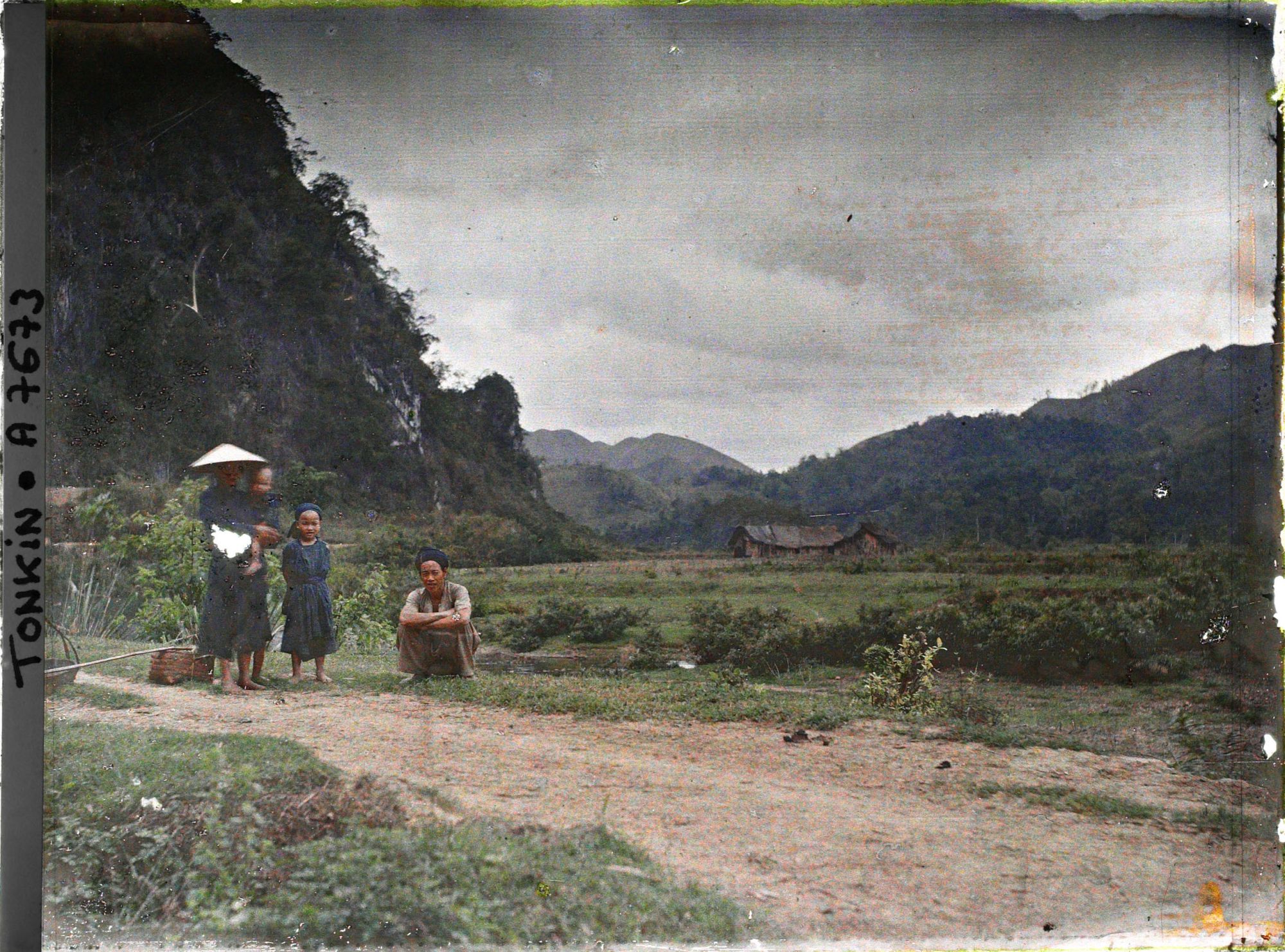 Image représentant Des marchands ambulants et des villageois thaï au bord d'un chemin dans le massif de Bac-so'n (ou massif De Cai-binh)