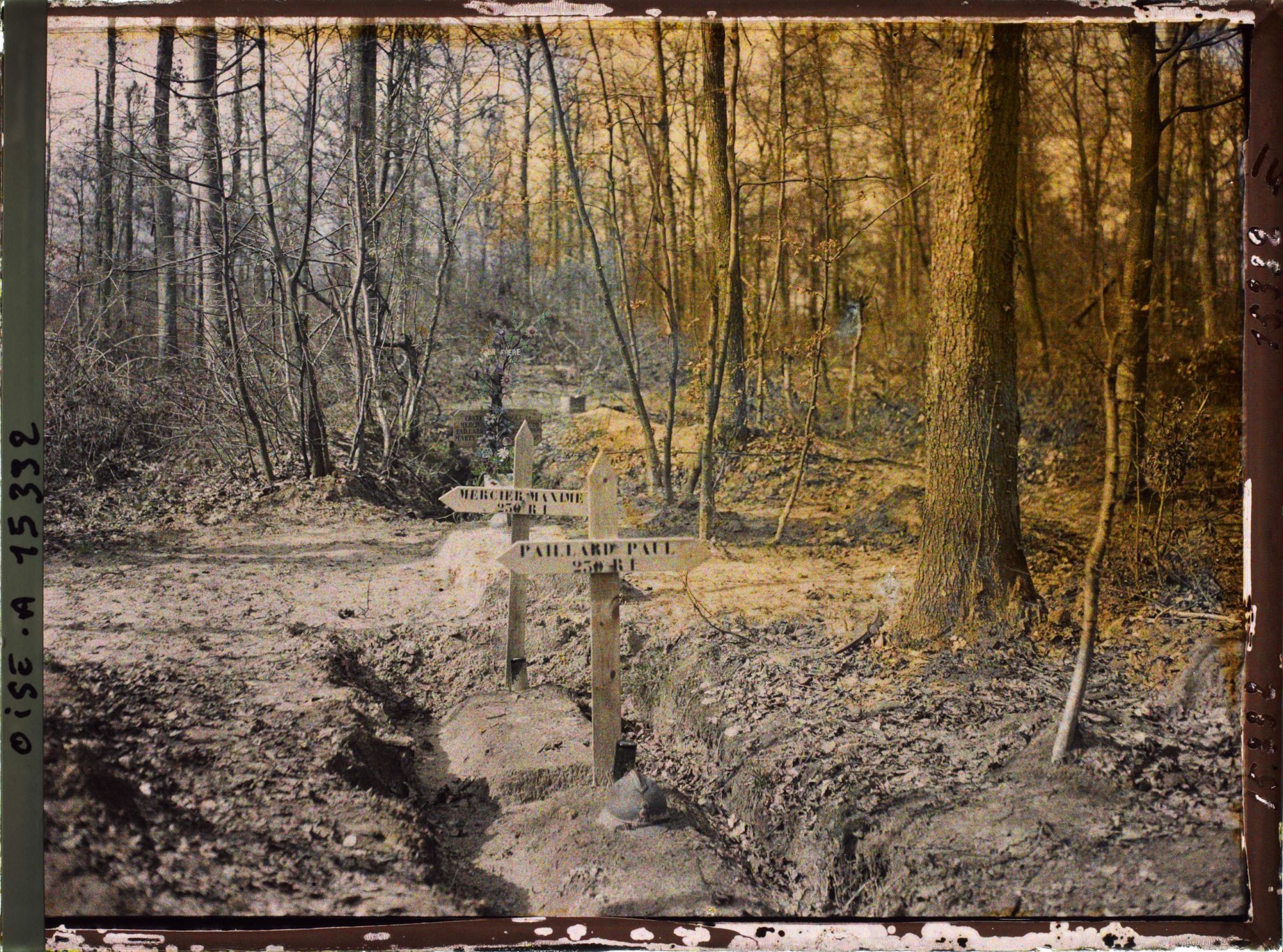 Image représentant France, Bois de Riquebourg, Guerre : Sépulture de 3 Soldats enterrés dans la tranchée qu'ils ont défendue