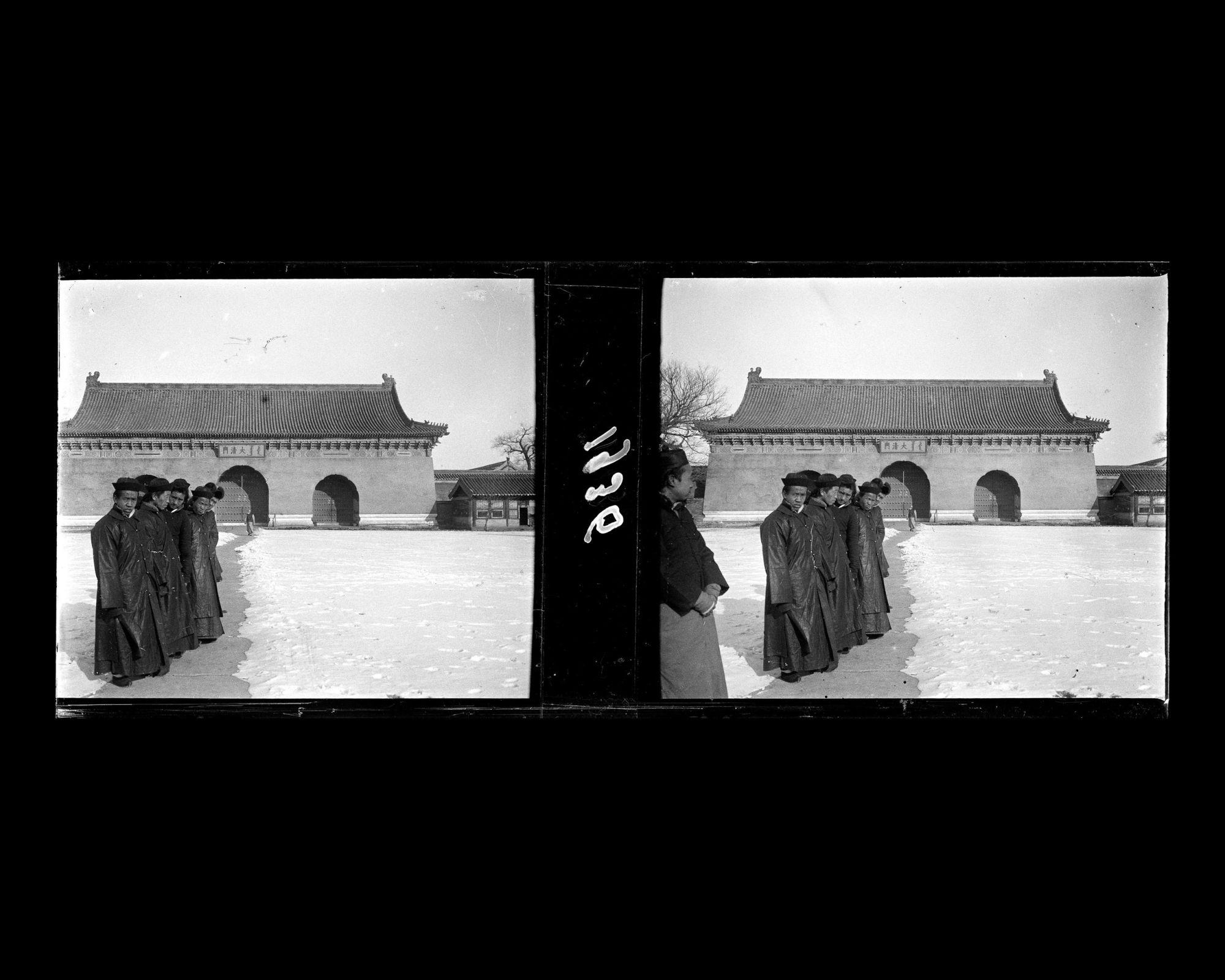 Image représentant Tianjie ("rue Céleste"), appelée aussi Qipanjie ("rue de l'Échiquier"), jeunes fonctionnaires avec à l'arrière-plan, Daqingmen ("porte de la Grande Pureté"), première entrée de la ville impériale