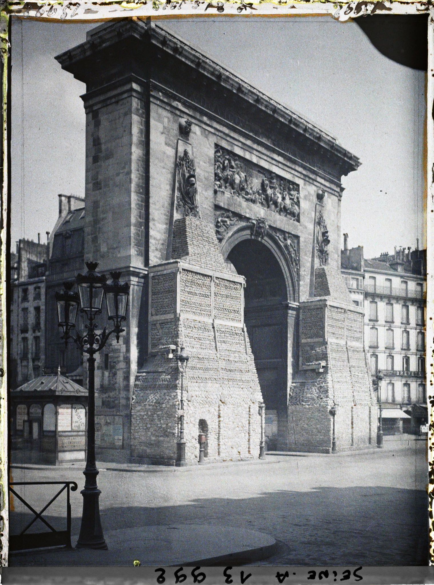 Image représentant La porte Saint-Denis protégée contre les bombardements boulevard de Bonne-Nouvelle
