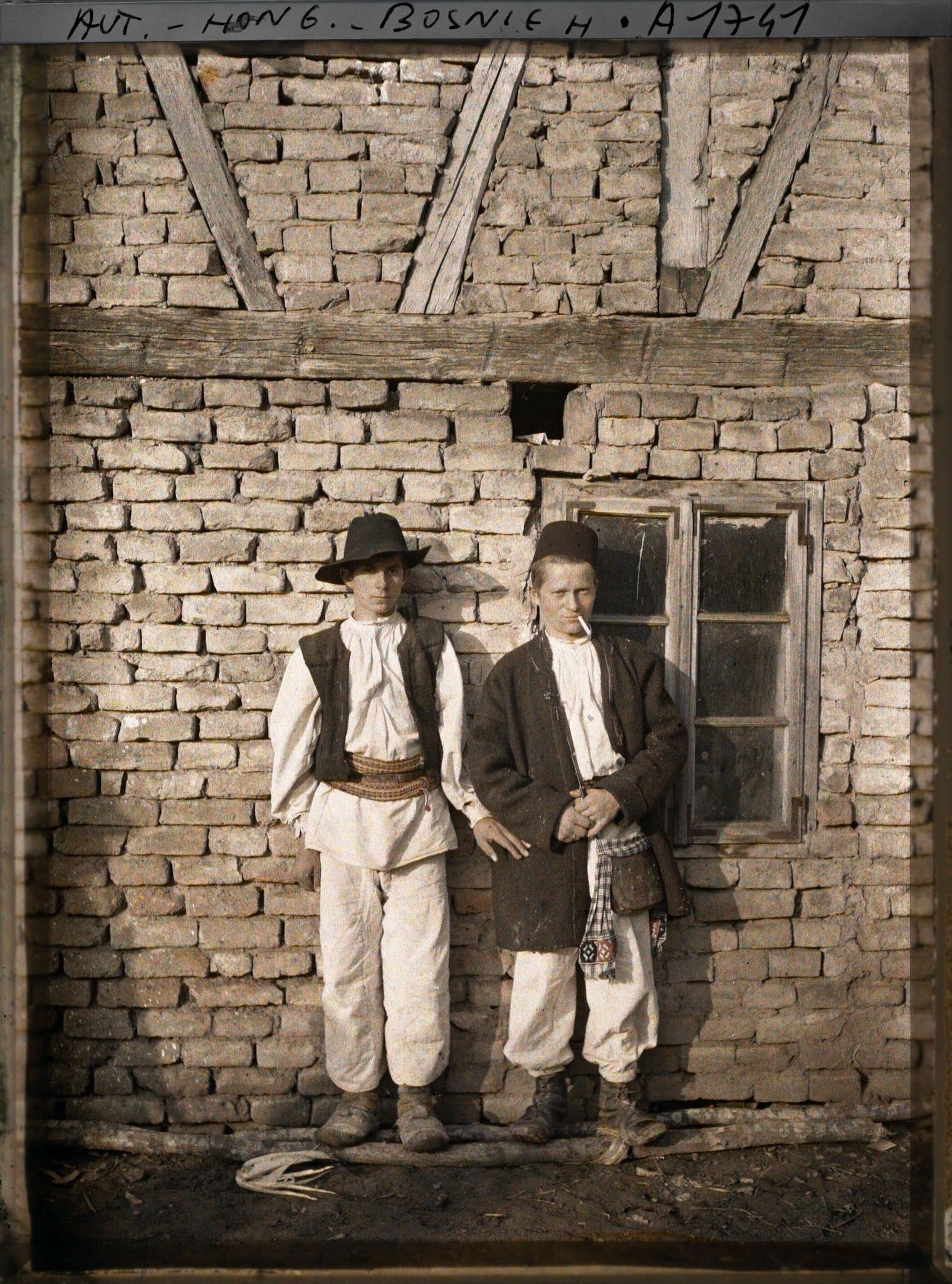 Image représentant Deux Serbes, l'un en chapeau noir