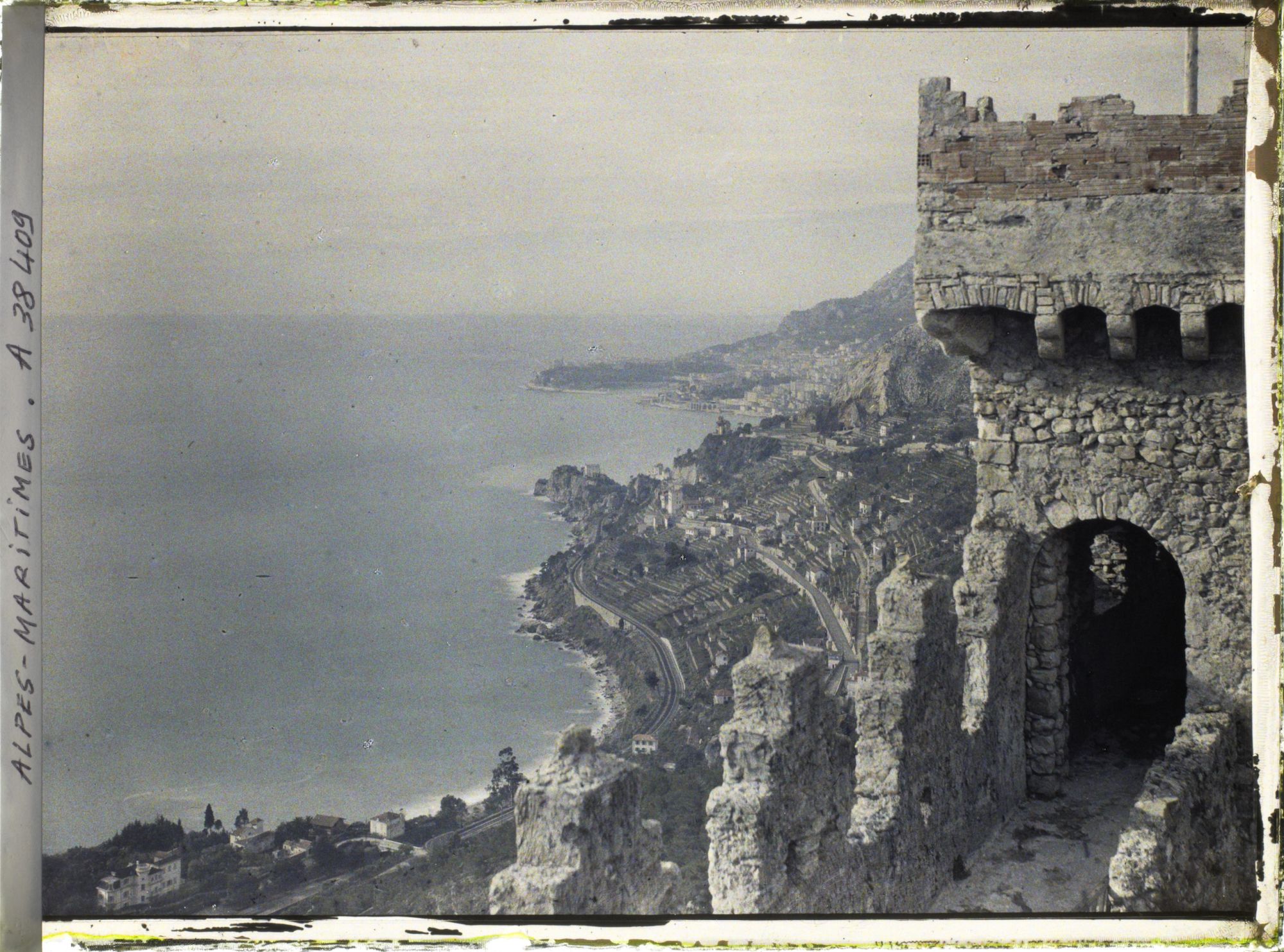 Image représentant Vue plongeante sur le littoral, en direction de Monaco, depuis la tour de guet du château de Roquebrune