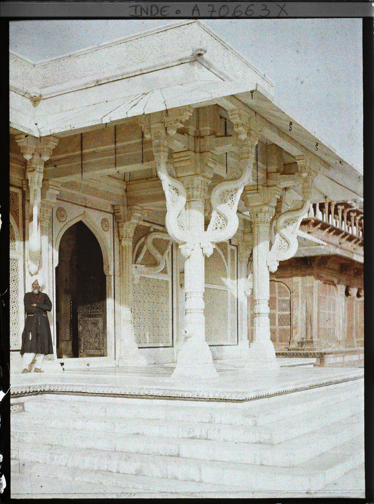 Image représentant Dans Jama Masjid ou Grande Mosquée, le porche du dargâh ou mausolée de Salim Chishti
