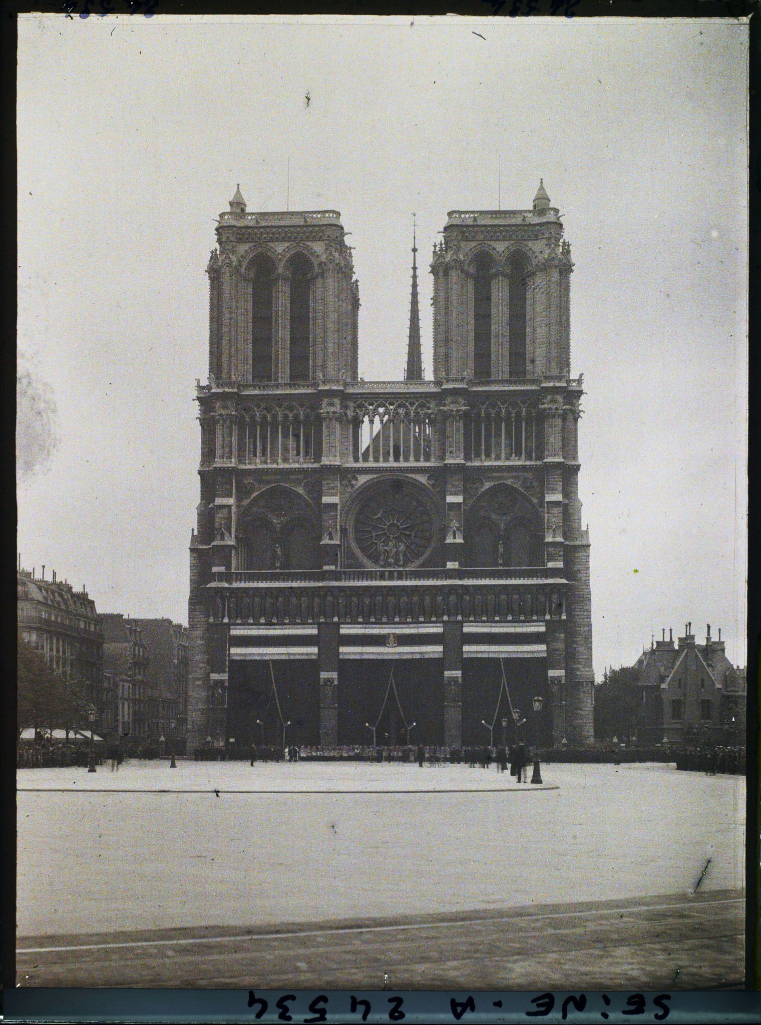 Image représentant Funérailles à la cathédrale Notre-Dame (celles de monseigneur Amette ?)