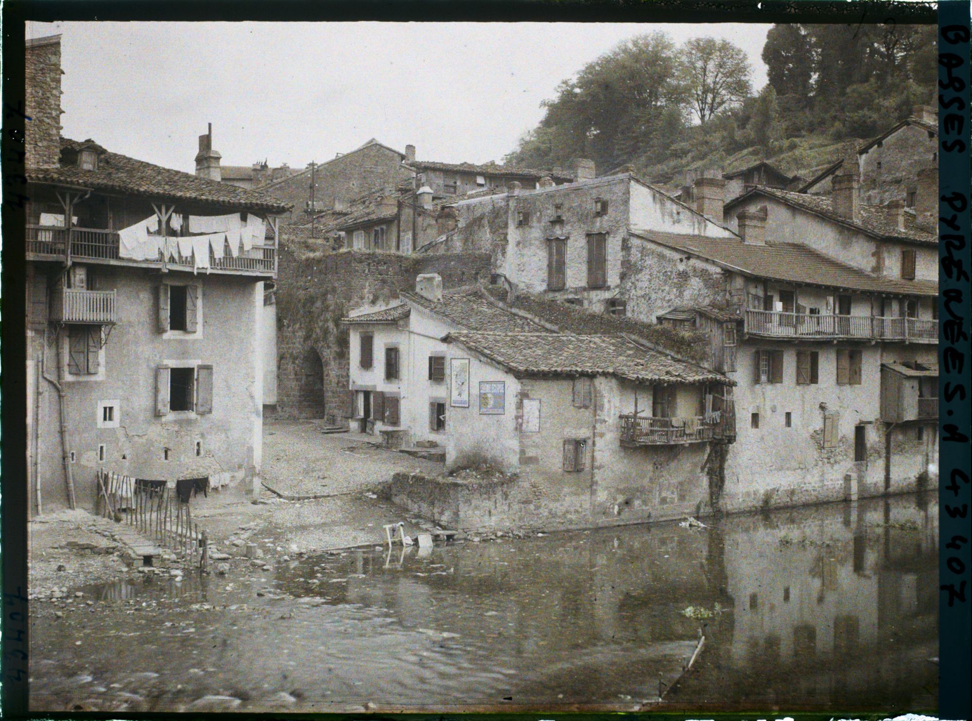 Image représentant France , St Jean-Pied de Port, Vieux quartier au bord de l'eau