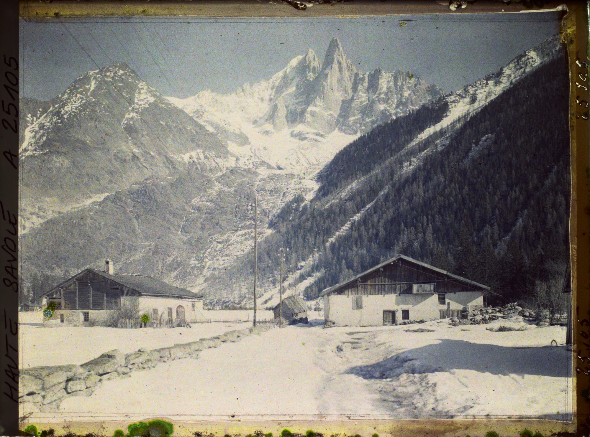 Image représentant France Les Alpes, Bois, Vallée de Chamonix, Le Village des Bois, l'Aiguille Verte et l'Aiguille du Dru