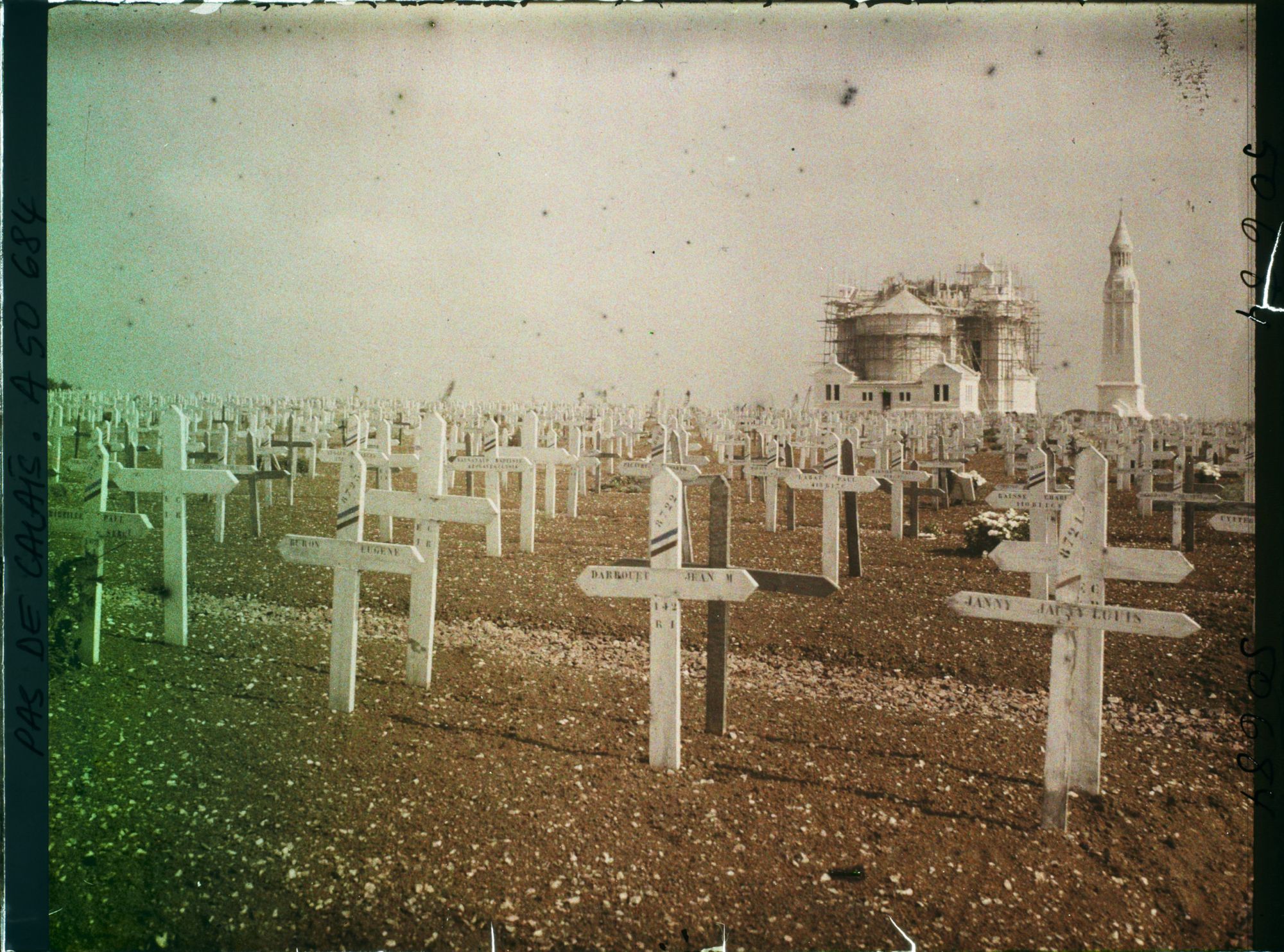 Image représentant France, N.D de Lorette, La Cimetière, Abside Chapelle et Mt aux Morts