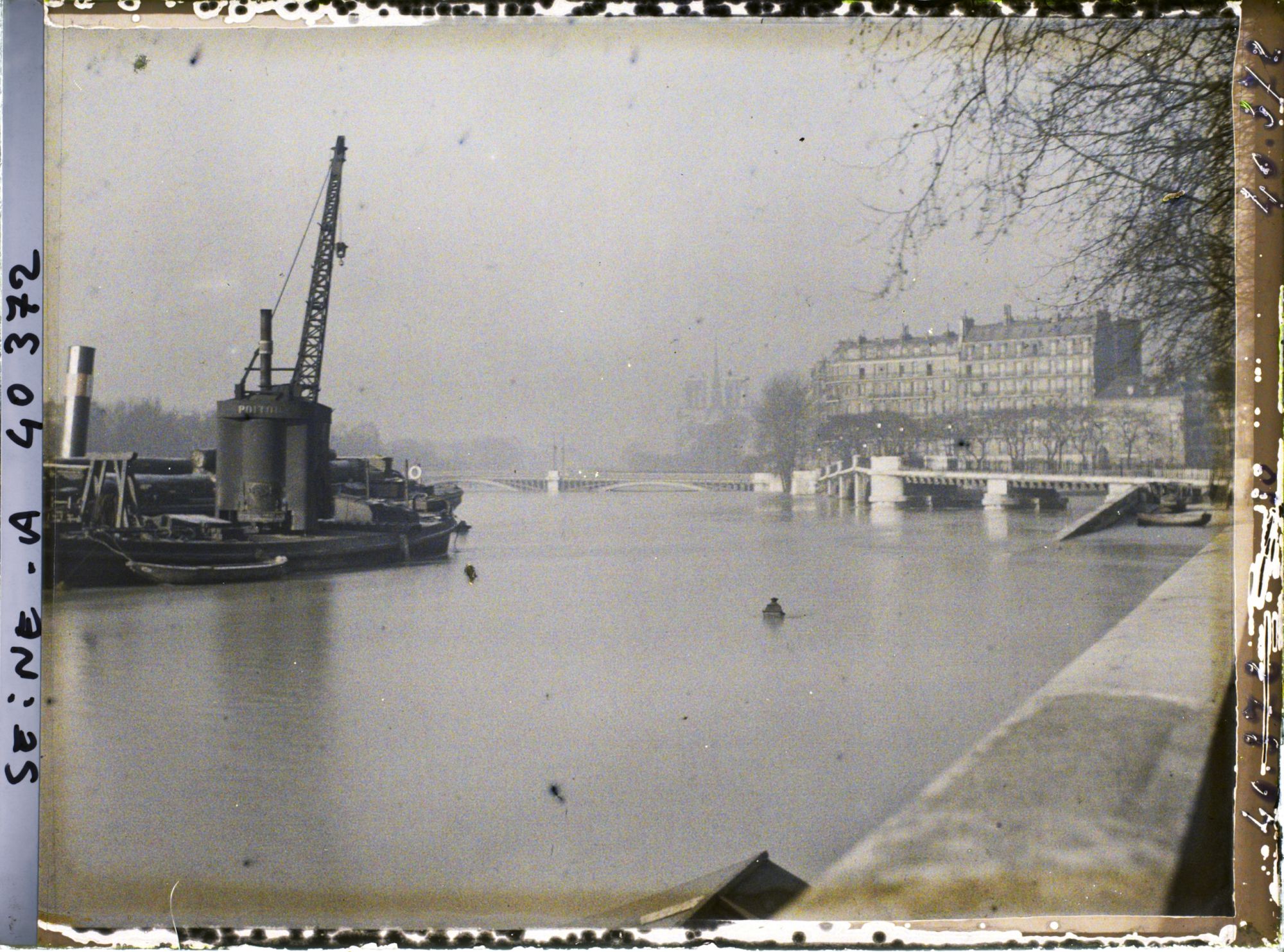 Image représentant La Seine en crue, port Henri IV en direction du pont de Sully