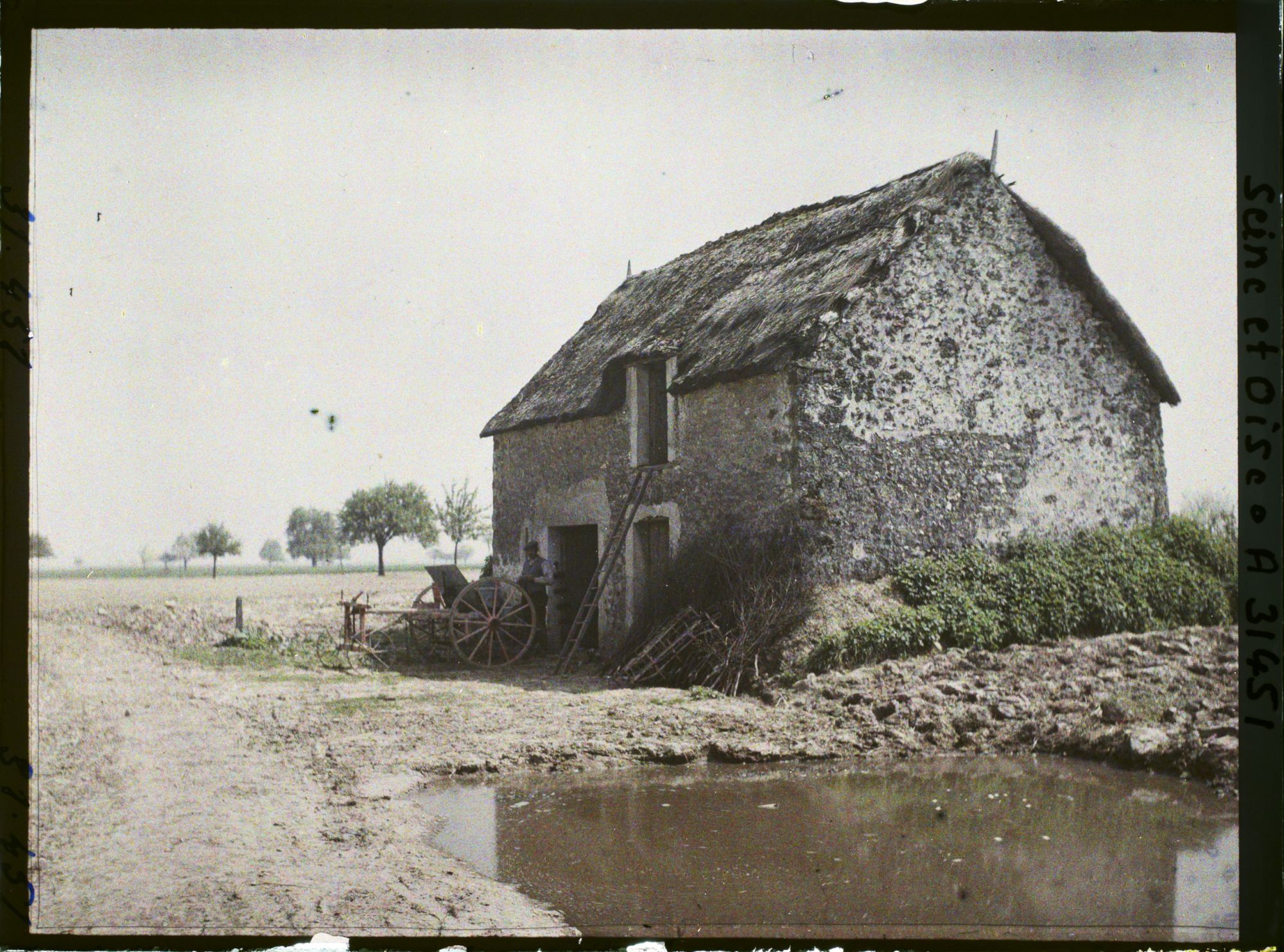 Image représentant France , Montigny-le-Bretonneux, Vieille maison à toit de Chaume
