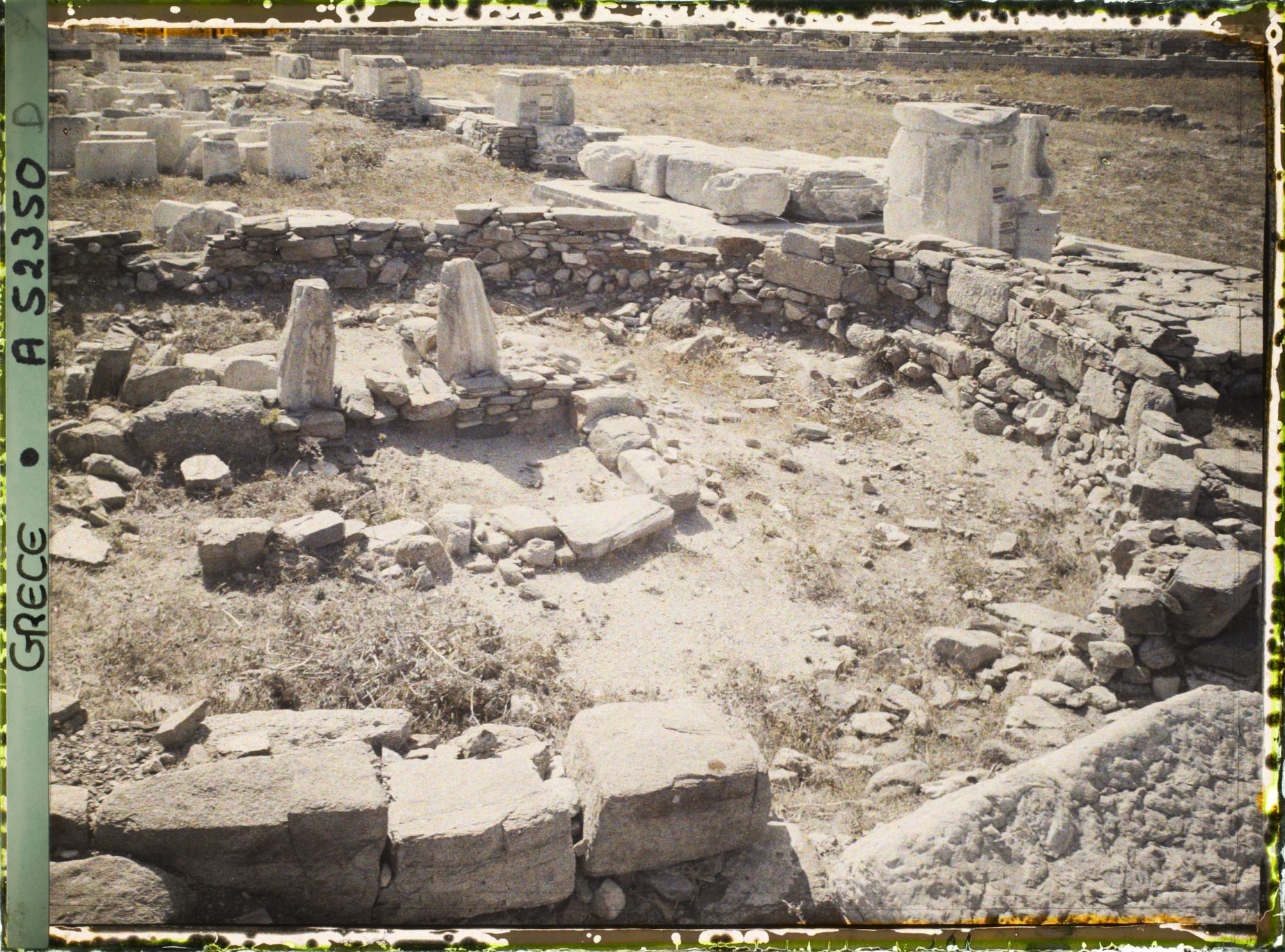 Image représentant Ossuaire Mycénien - Tombeaux des Vierges hyperboréennes, Compagnes d'Artémis