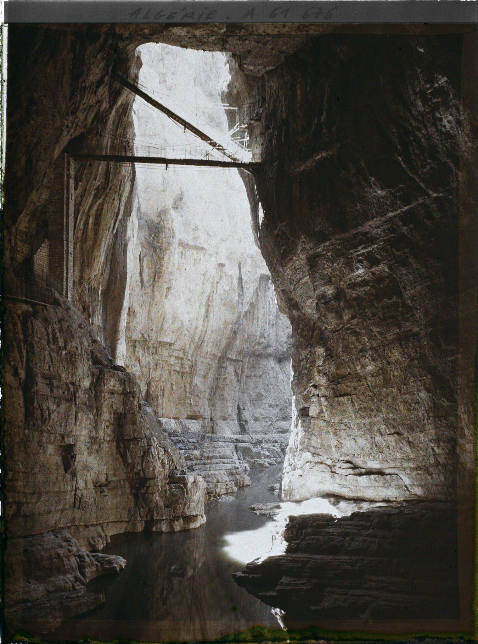 Image représentant Algérie, Constantine, Au fond des gorges, Dans les gorges