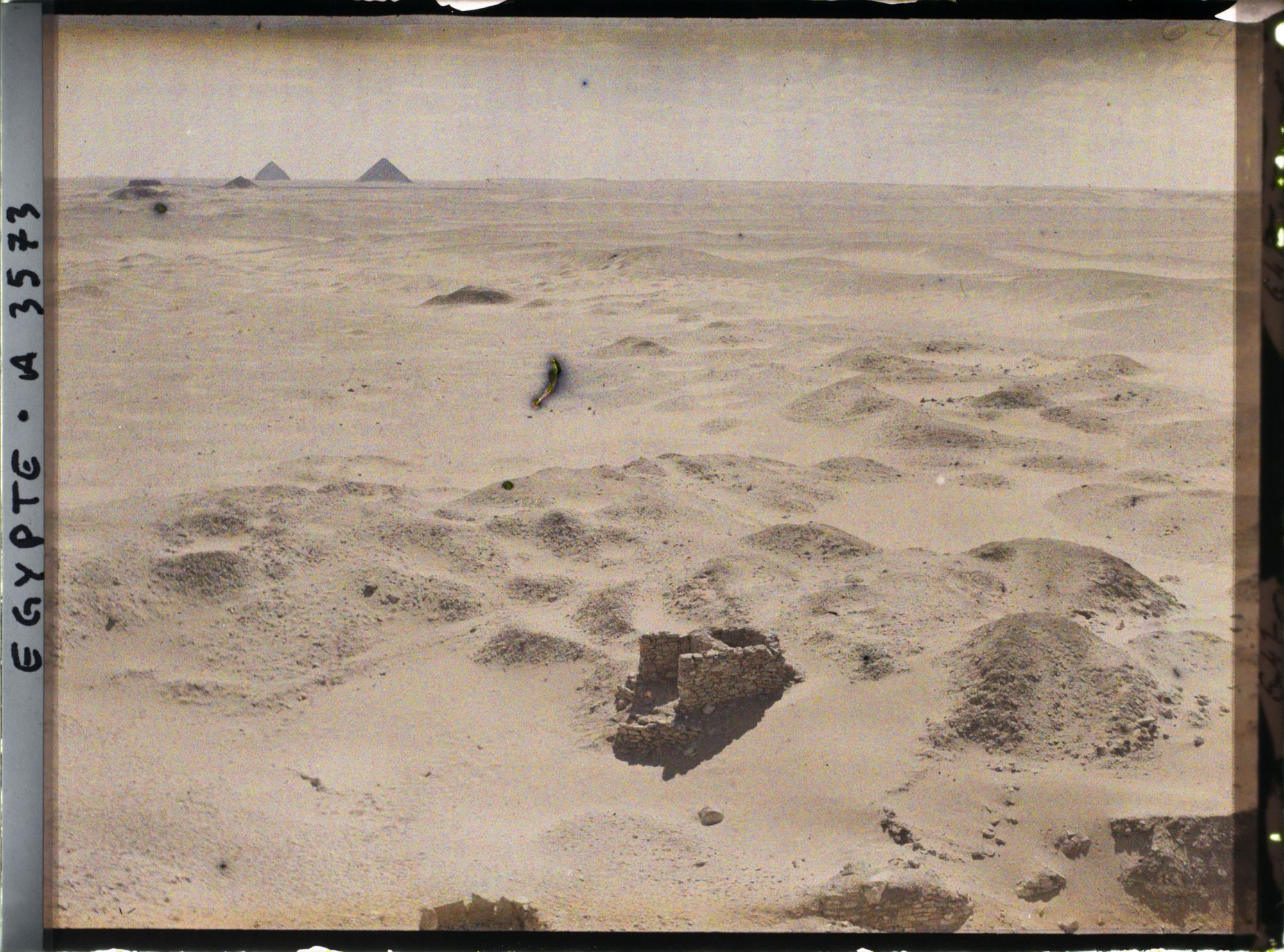 Image représentant Vue prise depuis la pyramide d'Ounas, dernier roi de la Ve dynastie (2380-2350 av. J.C.)