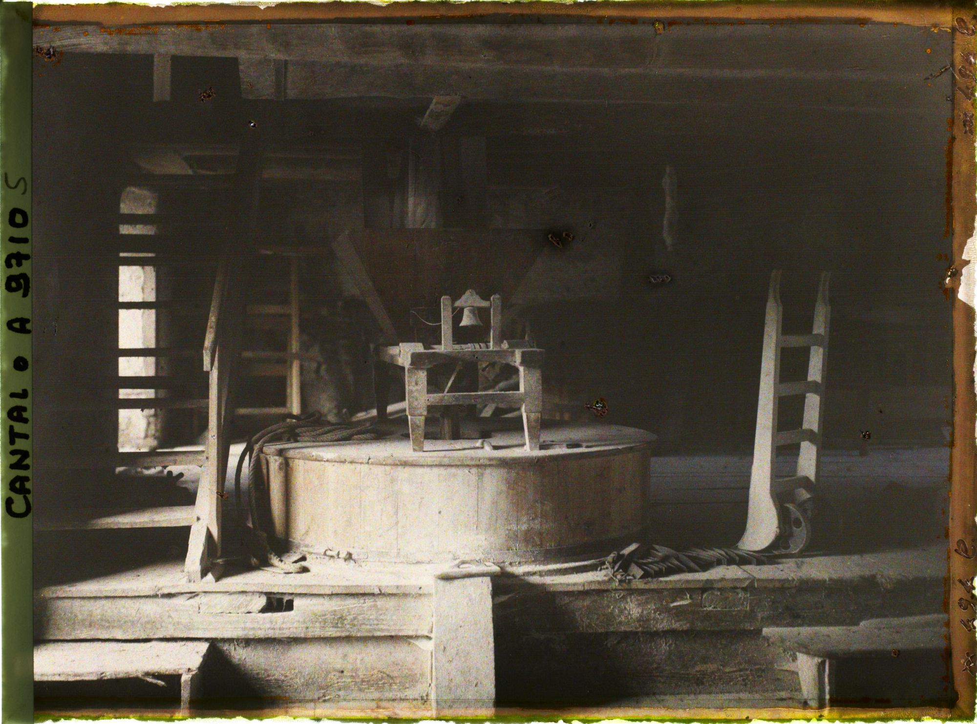 Image représentant La meule du Vieux moulin à eau sur la Truyère à Garabit