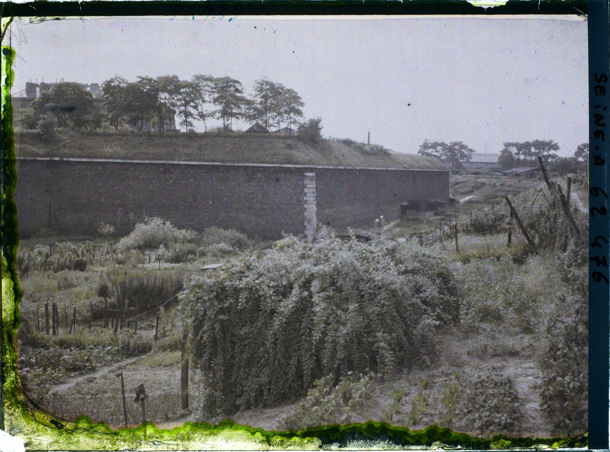 Image représentant Les jardins ouvriers dans les fossés des fortifications porte de la Villette